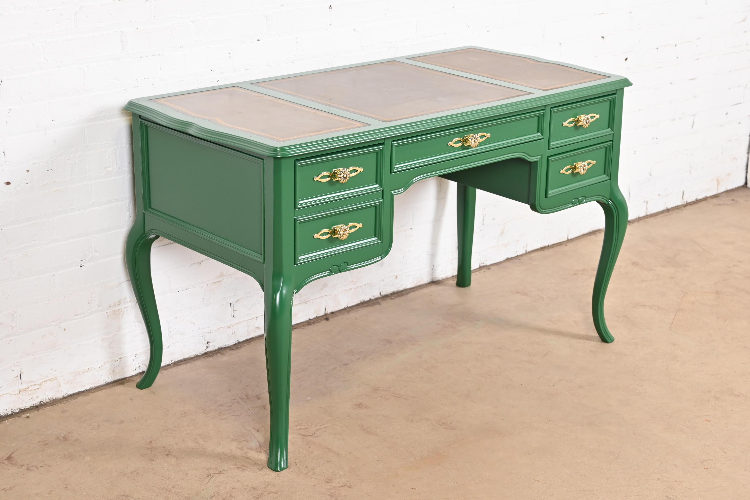 Sligh Furniture Escritorio provincial francés Luis XV con tapa de cuero lacado en verde en Bueno estado para la venta en South Bend, IN
