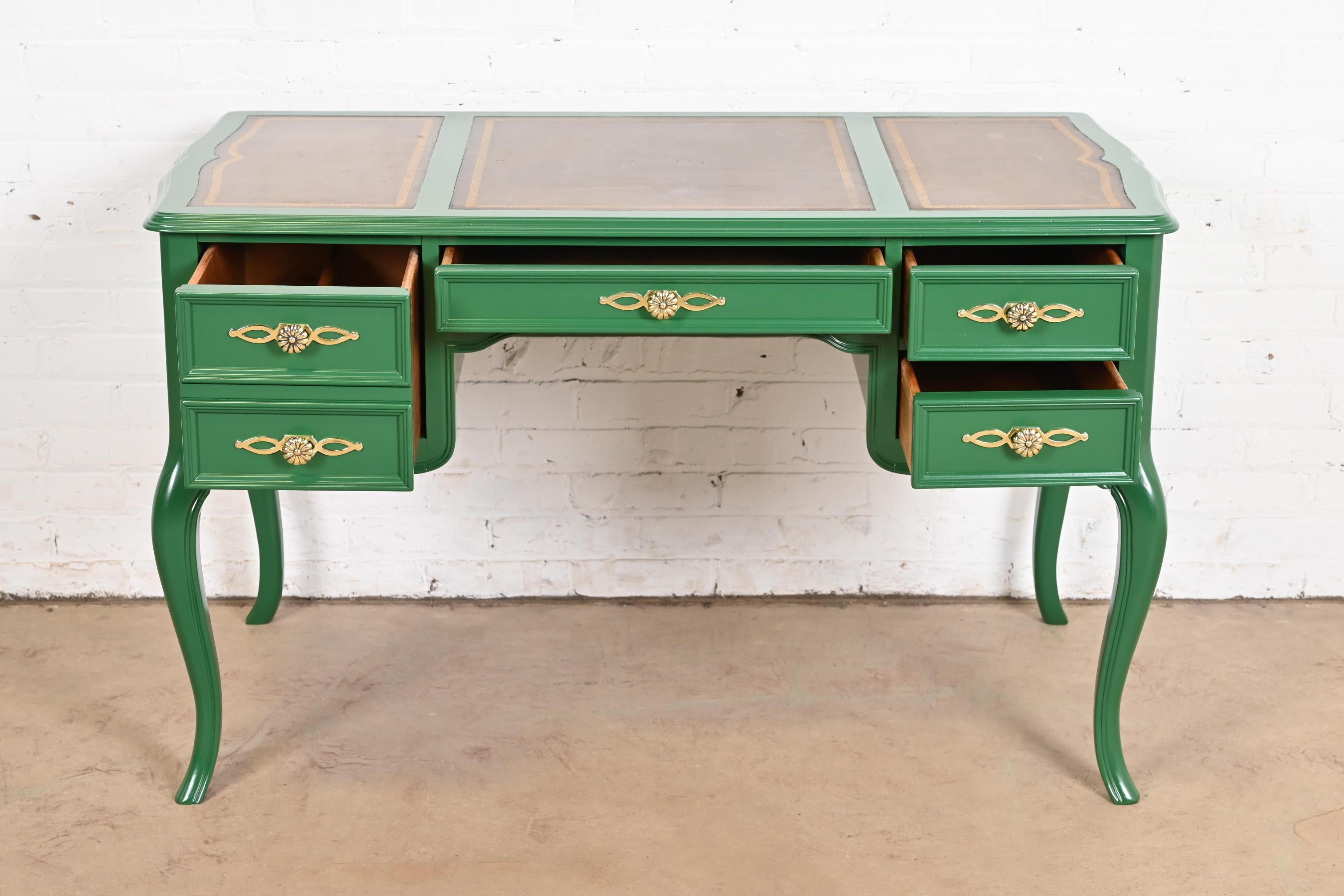 Sligh Furniture Escritorio provincial francés Luis XV con tapa de cuero lacado en verde mediados del siglo XX en venta