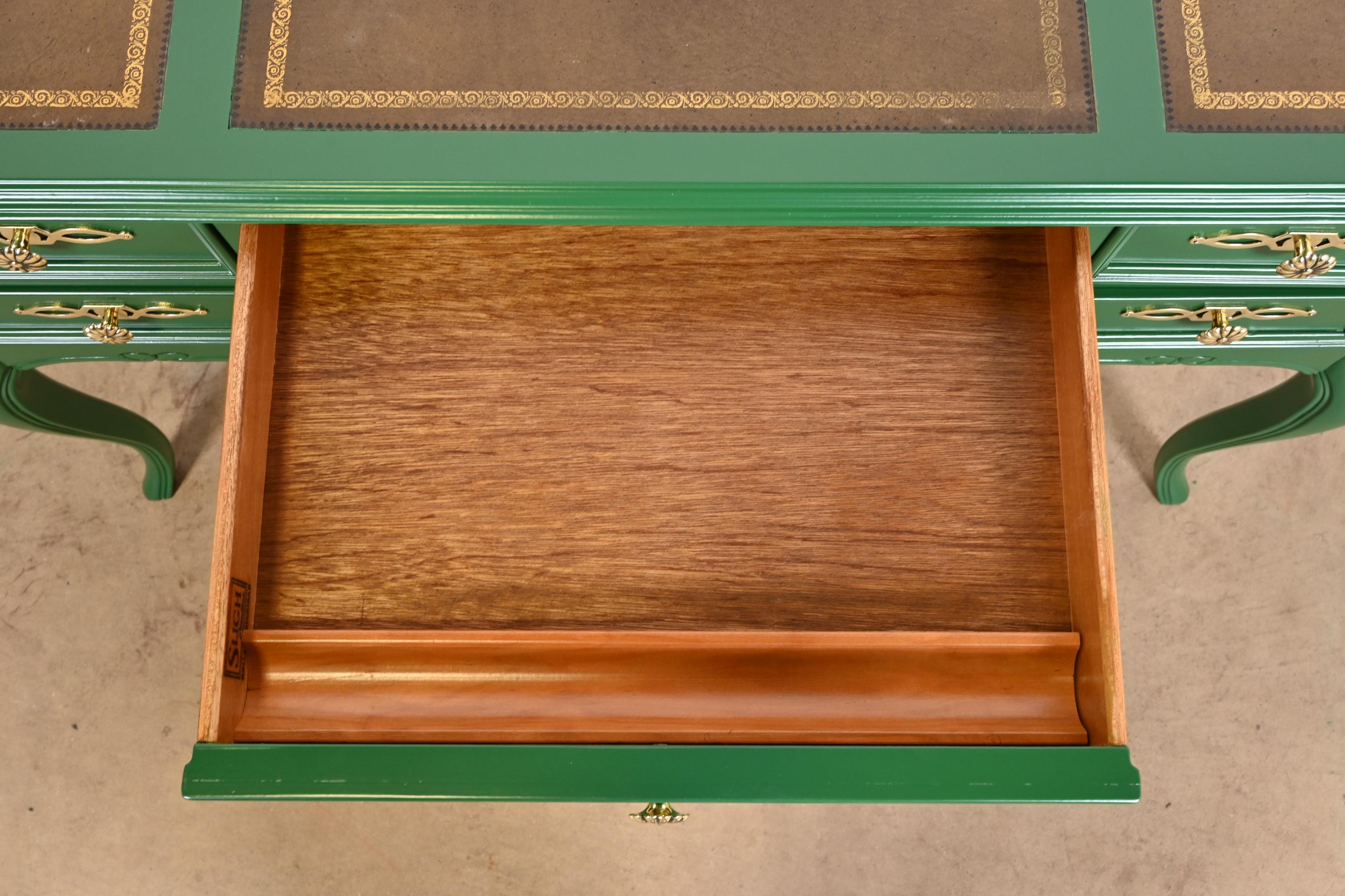 Sligh Furniture Escritorio provincial francés Luis XV con tapa de cuero lacado en verde Latón en venta