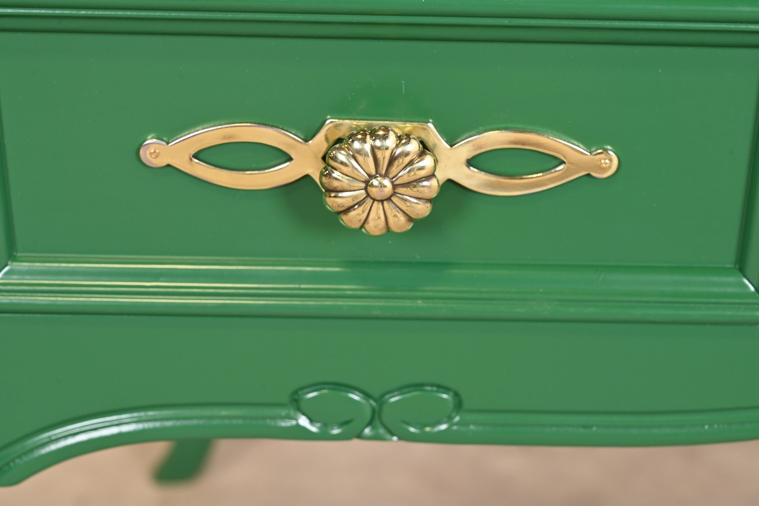 Sligh Furniture Escritorio provincial francés Luis XV con tapa de cuero lacado en verde en venta 2