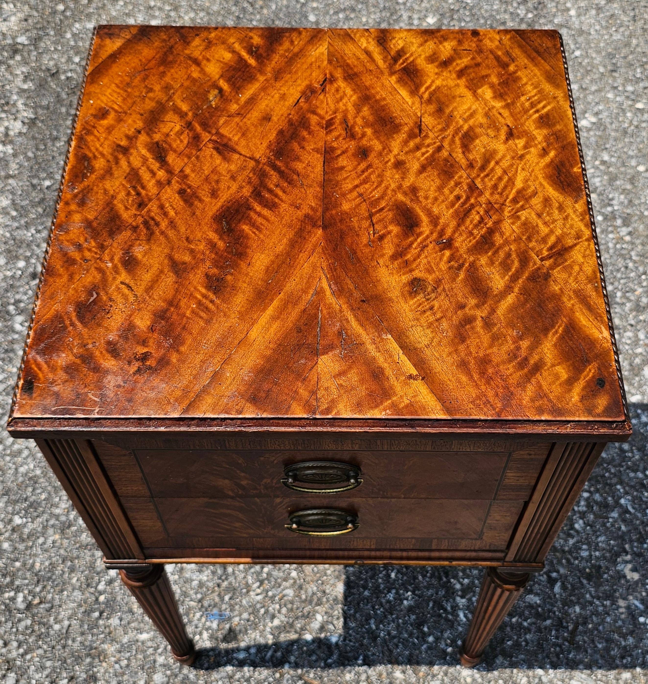 Sligh Furniture Hepplewhite Crotch Mahogany Crossbanded Bedside Table Nightstand en vente 3