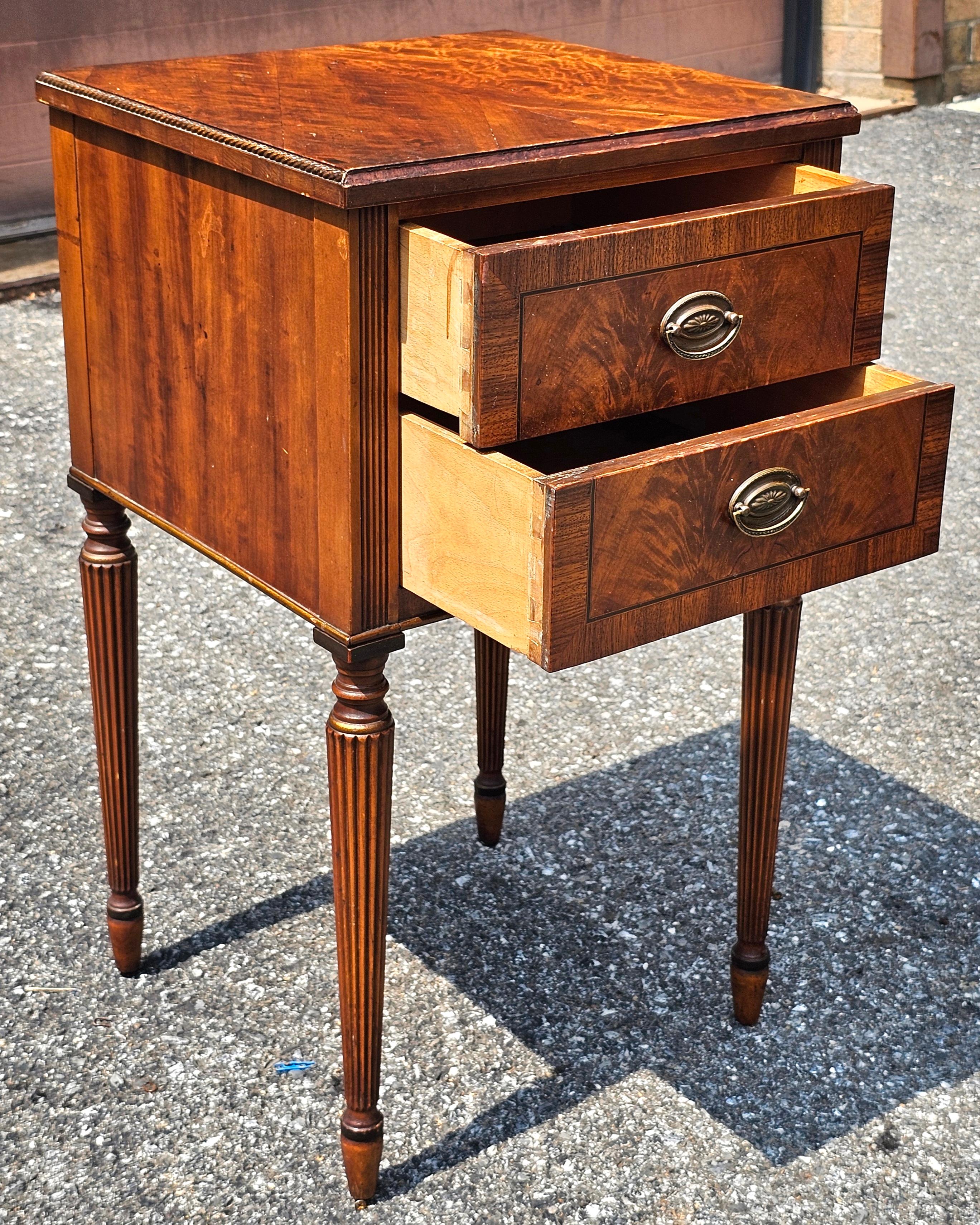 Sligh Furniture Hepplewhite Crotch Mahogany Crossbanded Bedside Table Nightstand en vente 4