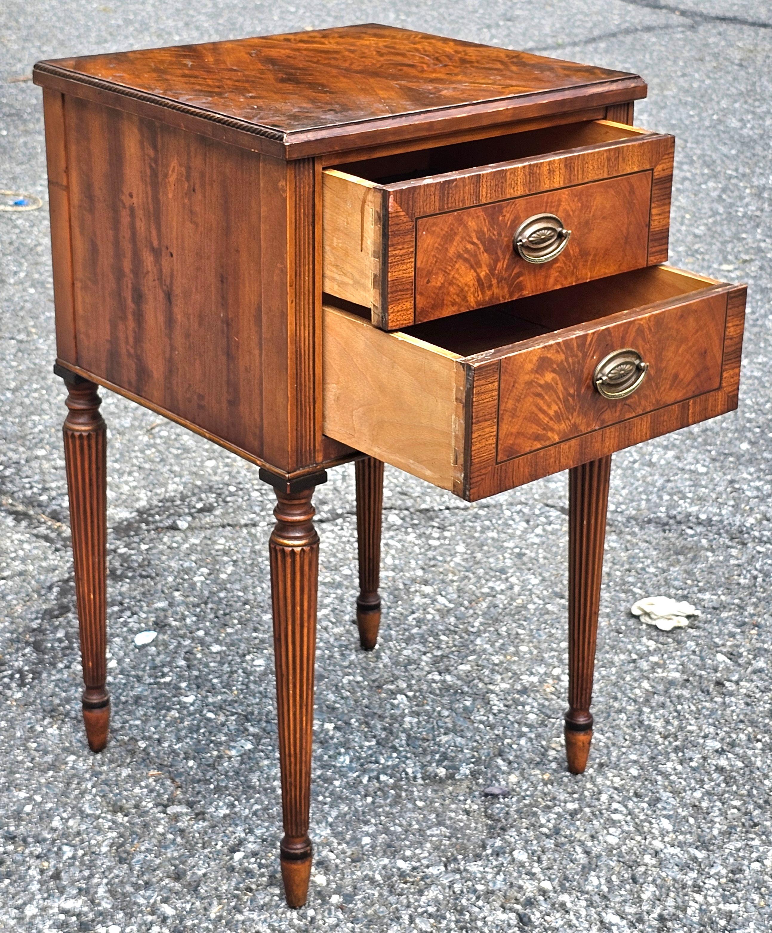 Sligh Furniture Hepplewhite Crotch Mahogany Crossbanded Bedside Table Nightstand en vente 6