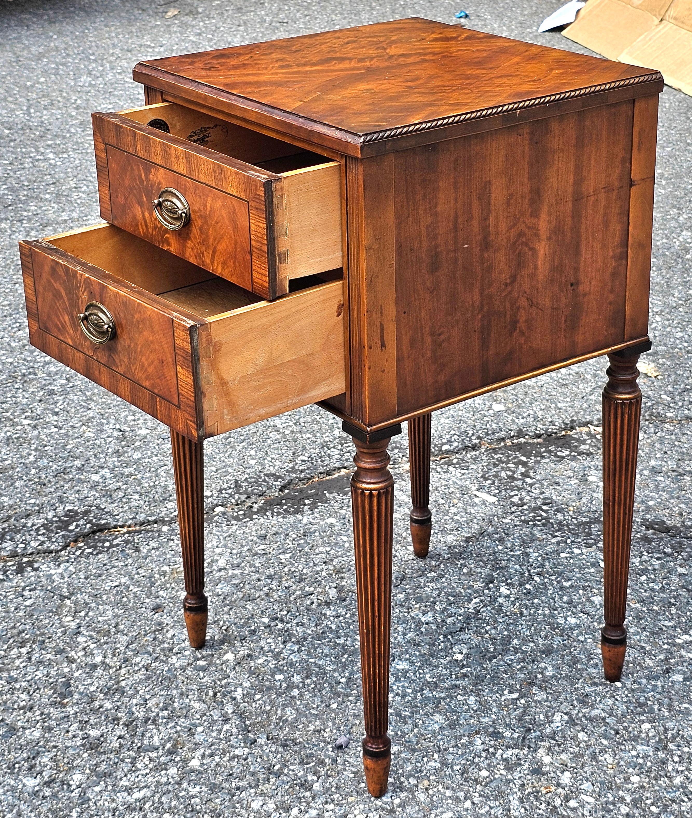 Sligh Furniture Hepplewhite Crotch Mahogany Crossbanded Bedside Table Nightstand en vente 7