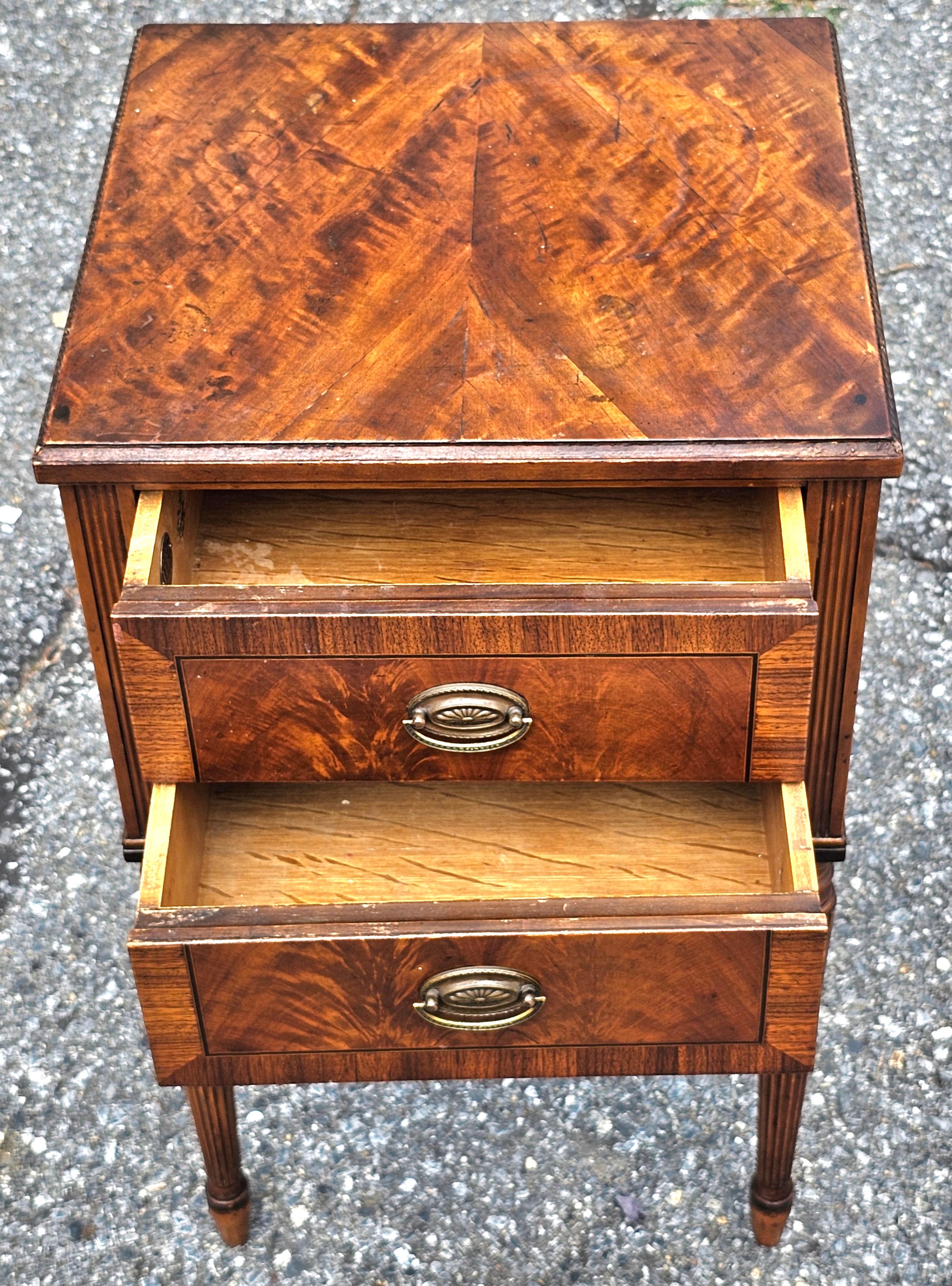 Sligh Furniture Hepplewhite Crotch Mahogany Crossbanded Bedside Table Nightstand en vente 8