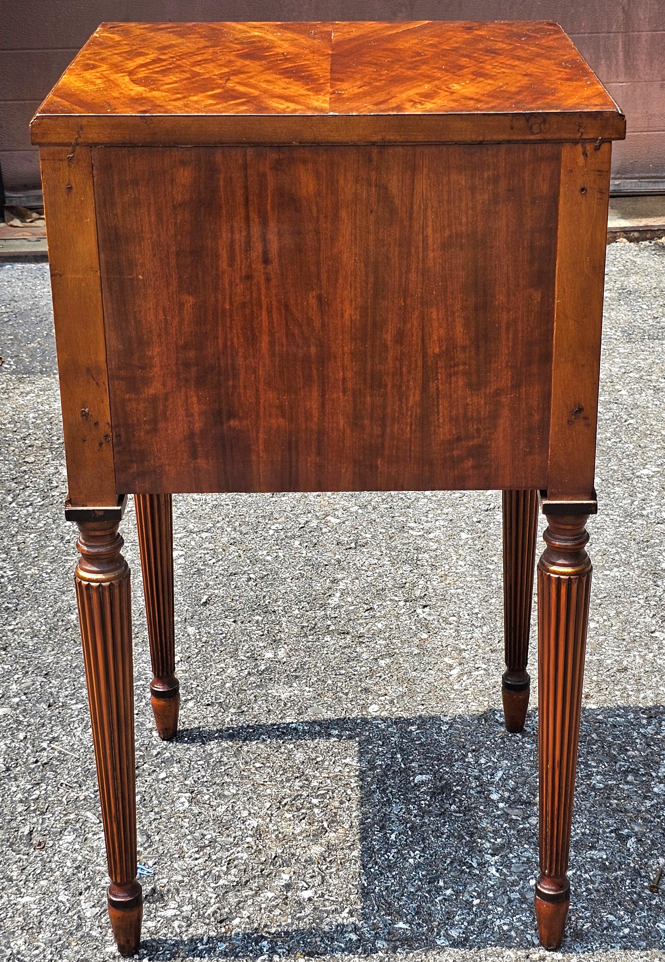Sligh Furniture Hepplewhite Crotch Mahogany Crossbanded Bedside Table Nightstand en vente 9