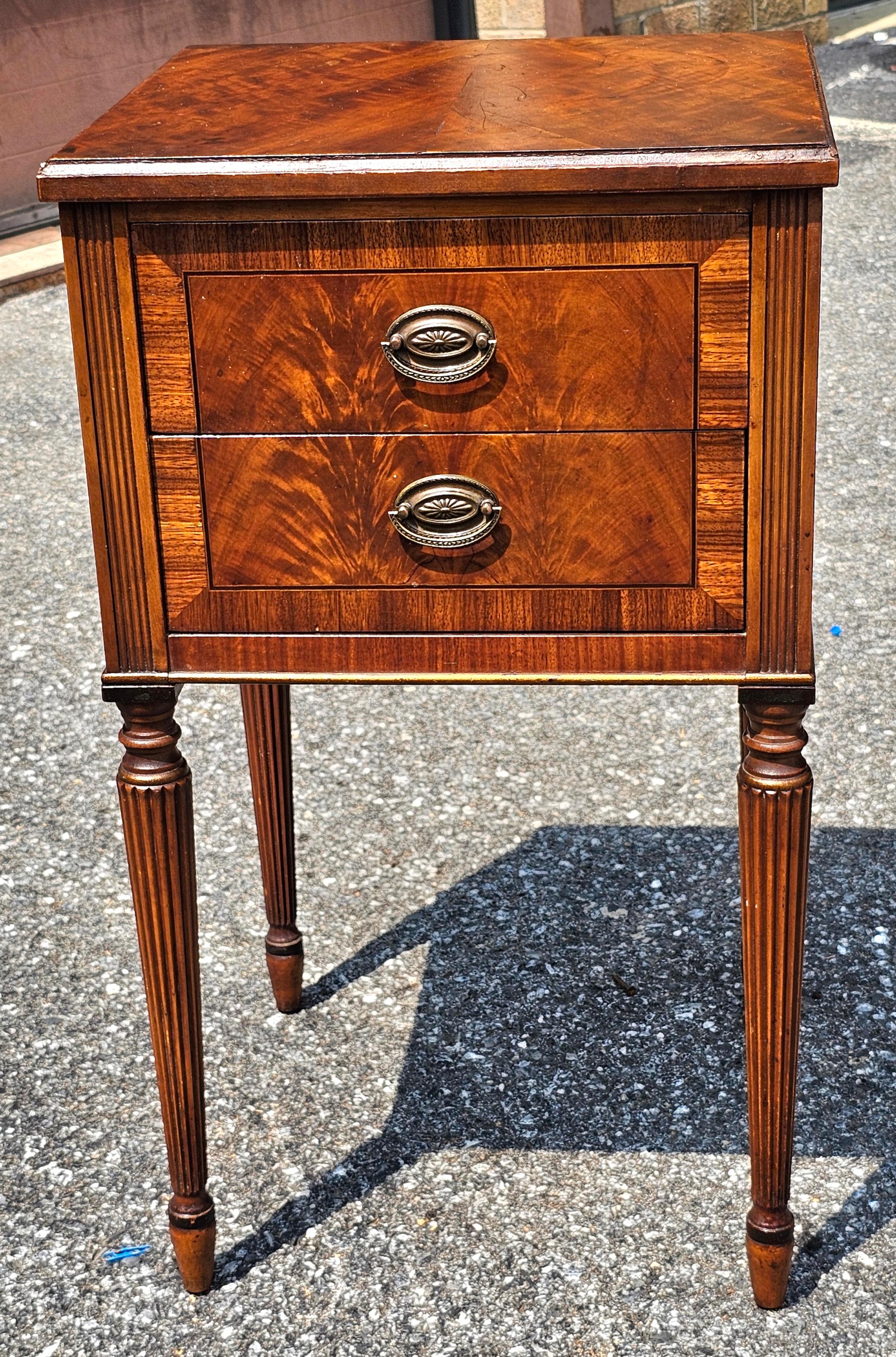 Américain Sligh Furniture Hepplewhite Crotch Mahogany Crossbanded Bedside Table Nightstand en vente