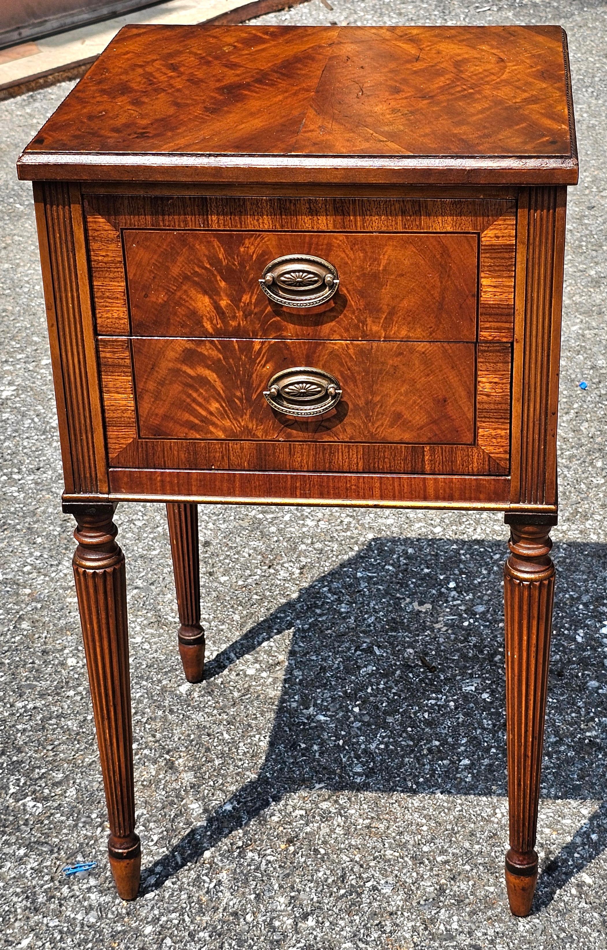 Incrusté Sligh Furniture Hepplewhite Crotch Mahogany Crossbanded Bedside Table Nightstand en vente