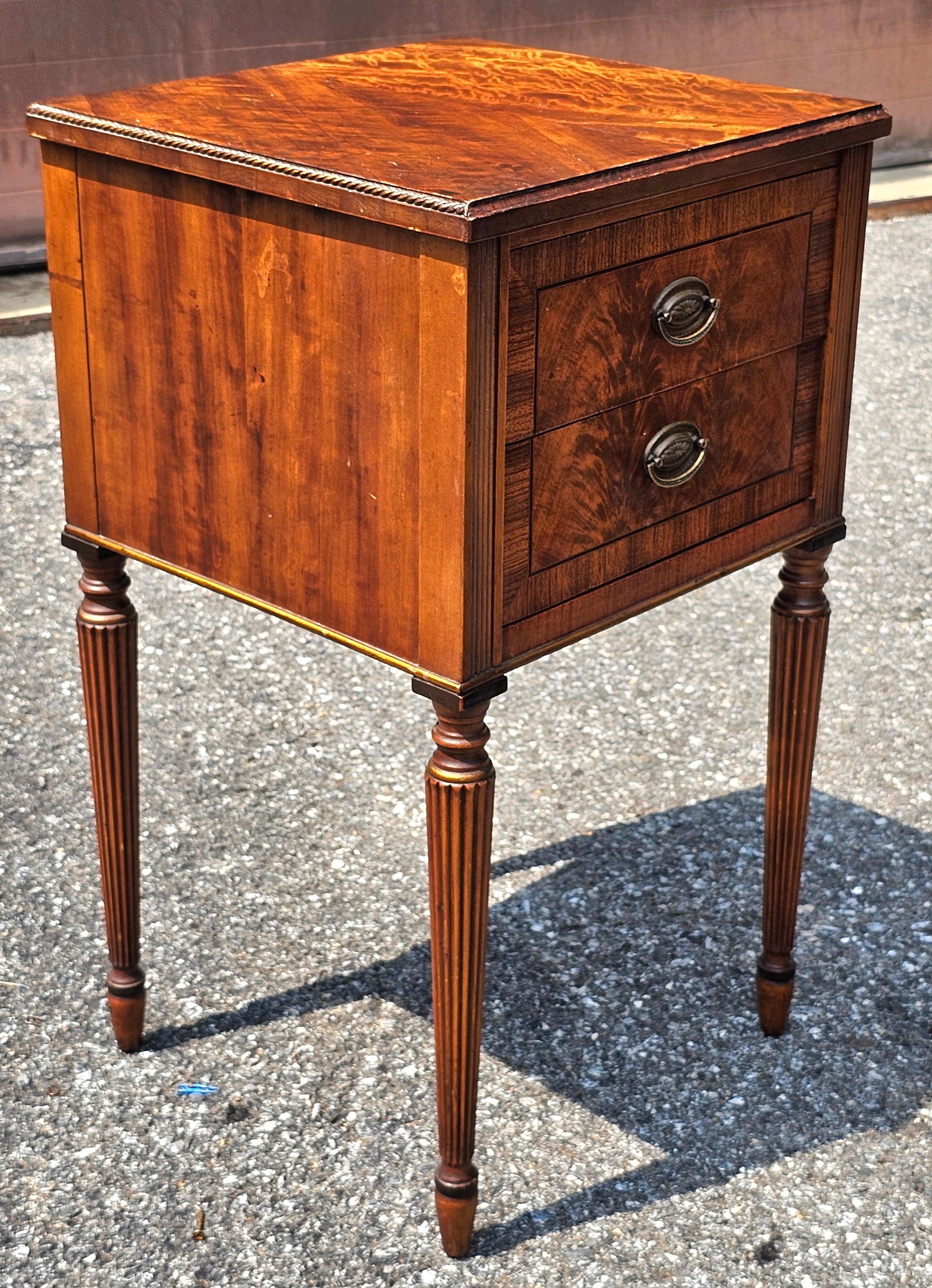 Sligh Furniture Hepplewhite Crotch Mahogany Crossbanded Bedside Table Nightstand Bon état - En vente à Germantown, MD