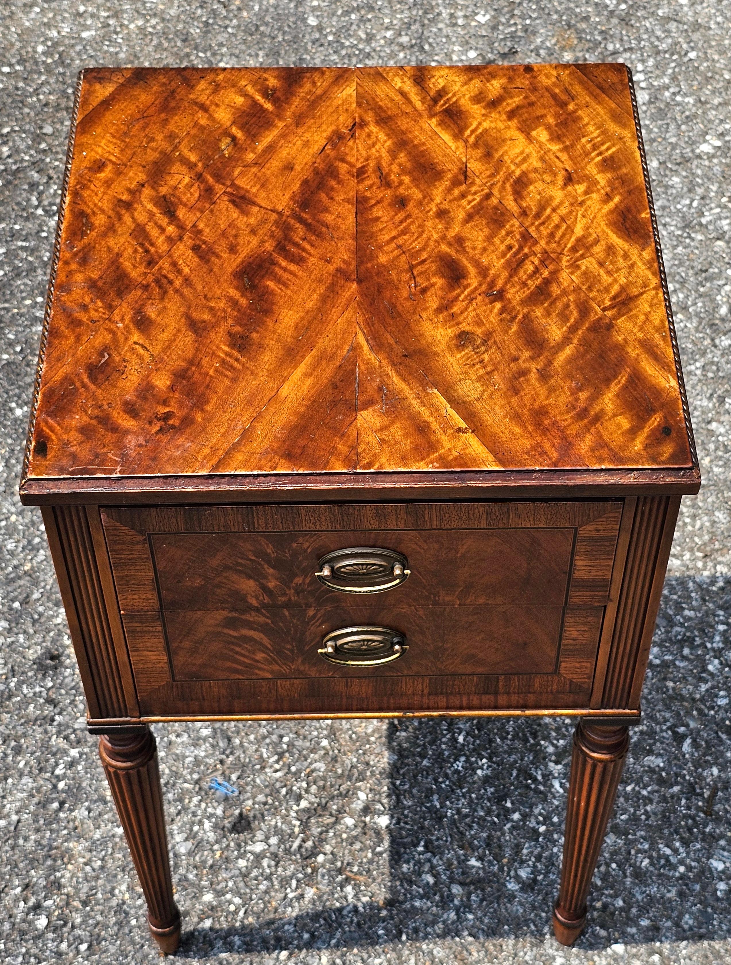 20ième siècle Sligh Furniture Hepplewhite Crotch Mahogany Crossbanded Bedside Table Nightstand en vente