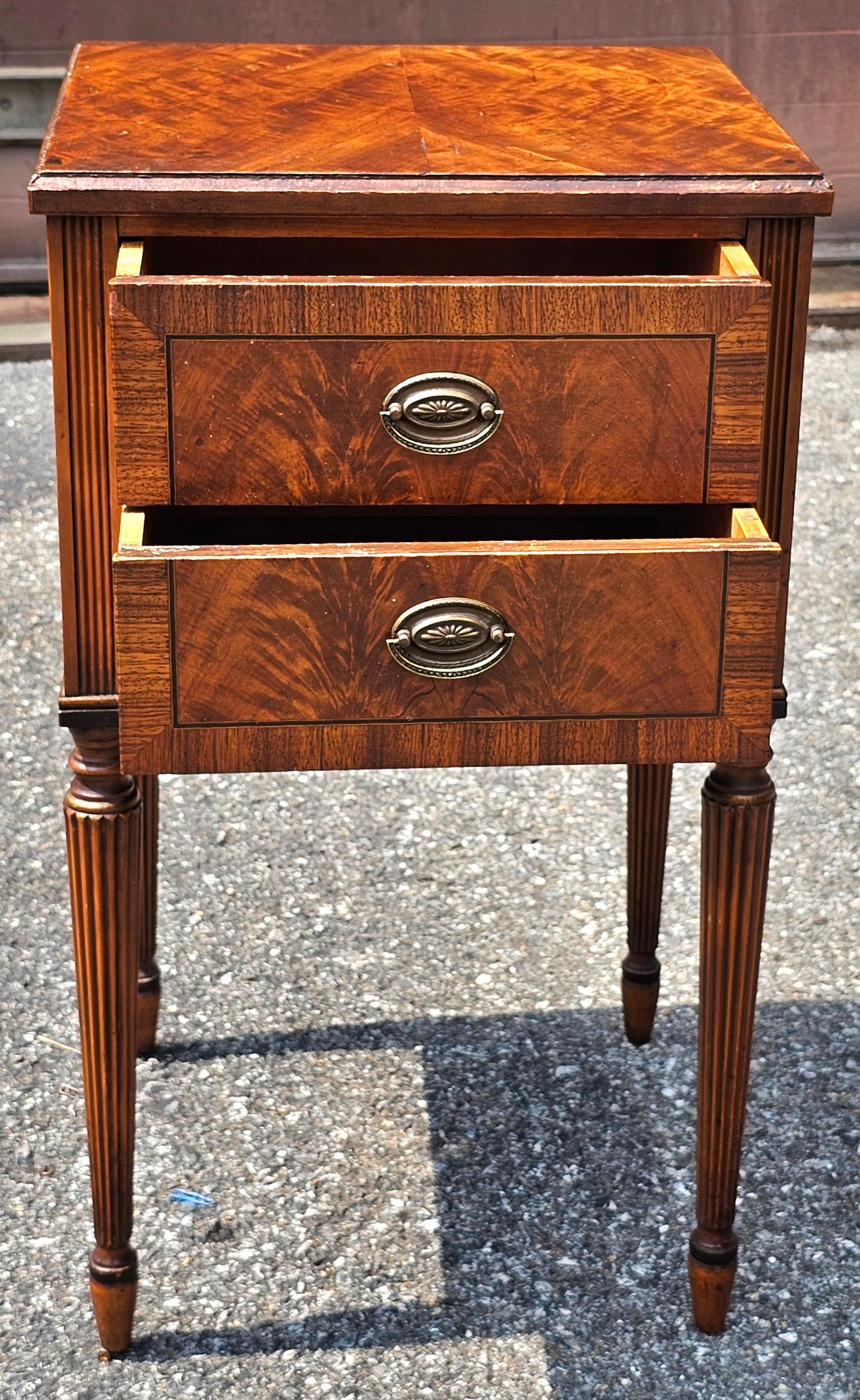 Laiton Sligh Furniture Hepplewhite Crotch Mahogany Crossbanded Bedside Table Nightstand en vente