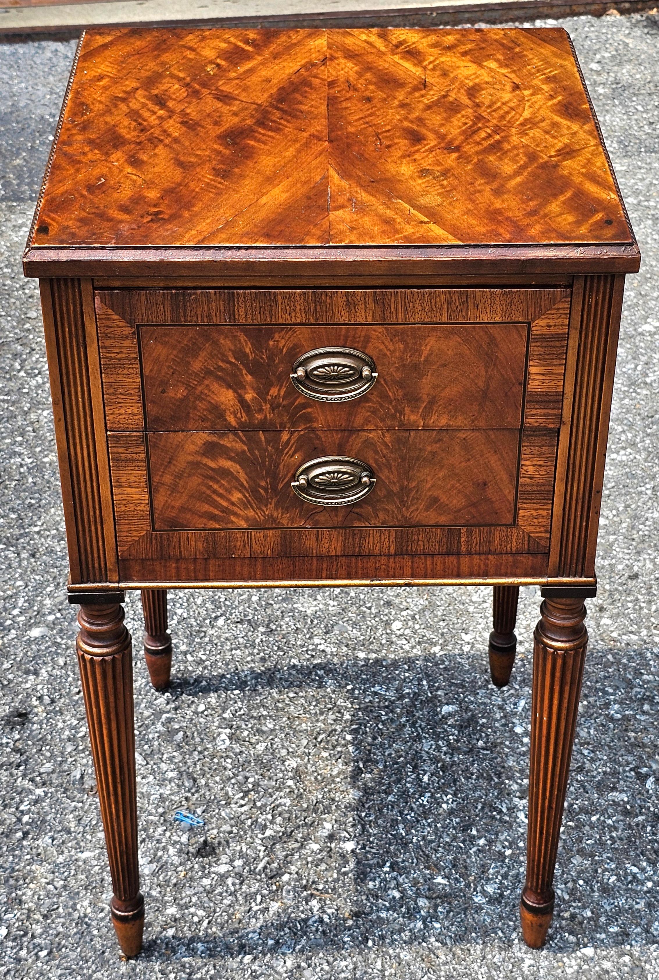 Sligh Furniture Hepplewhite Crotch Mahogany Crossbanded Bedside Table Nightstand en vente 1