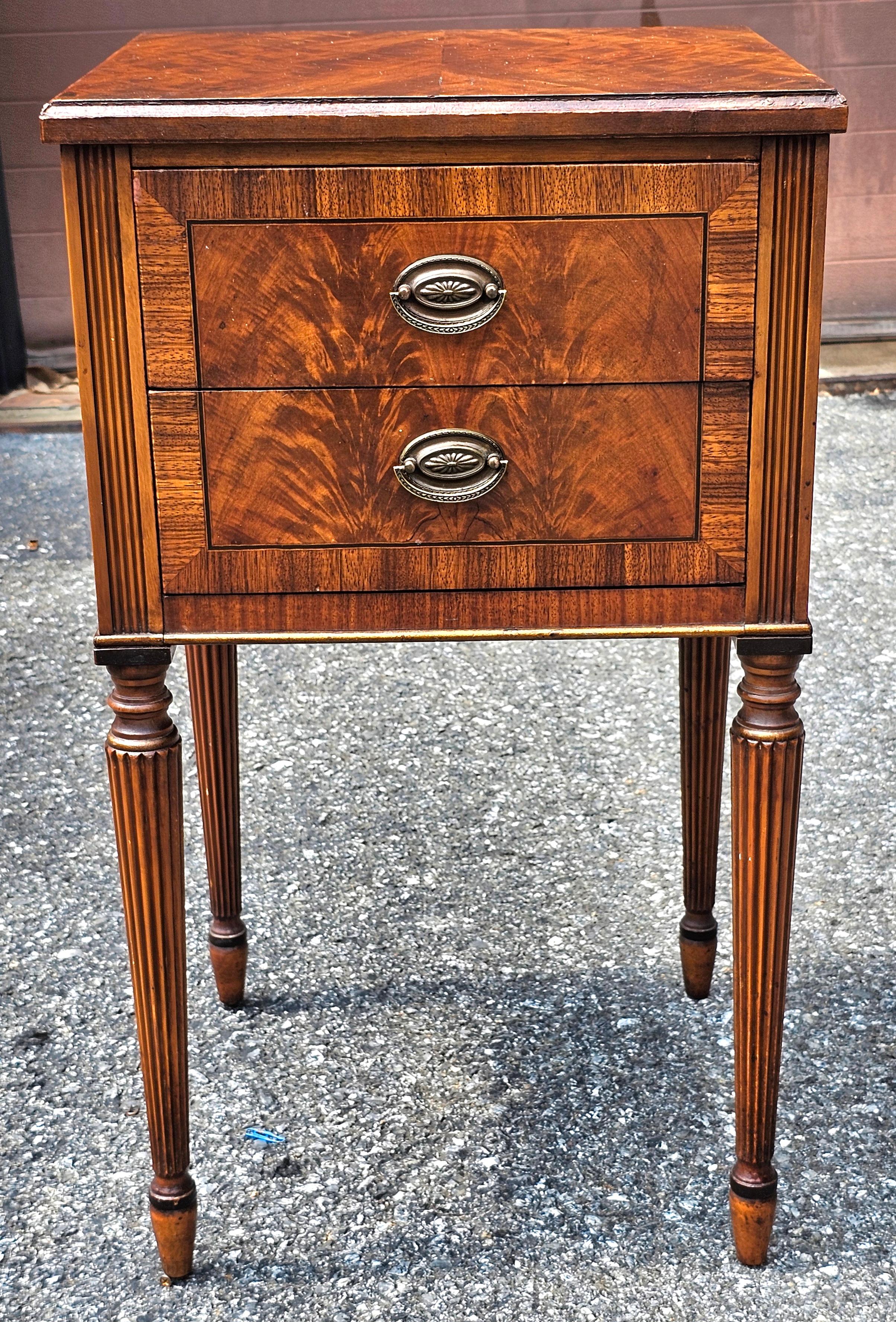 Sligh Furniture Hepplewhite Crotch Mahogany Crossbanded Bedside Table Nightstand en vente 2