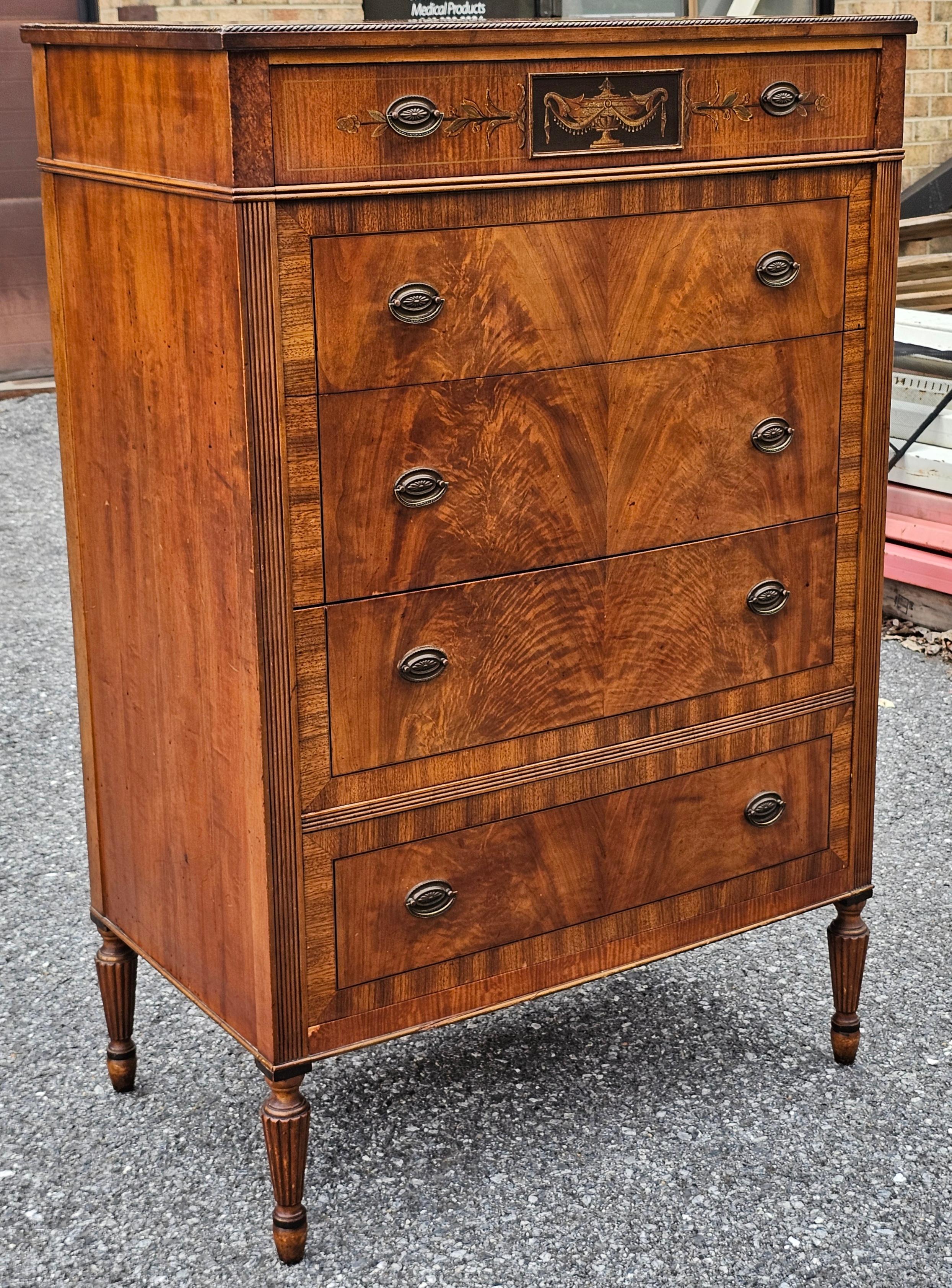 Cómoda alta de caoba entrecruzada estilo Hepplewhite de Sligh Furniture, circa años 20. Cajones construidos con cola de milano de funcionamiento impecable. Construcción sólida. Durará décadas.
Mide 30