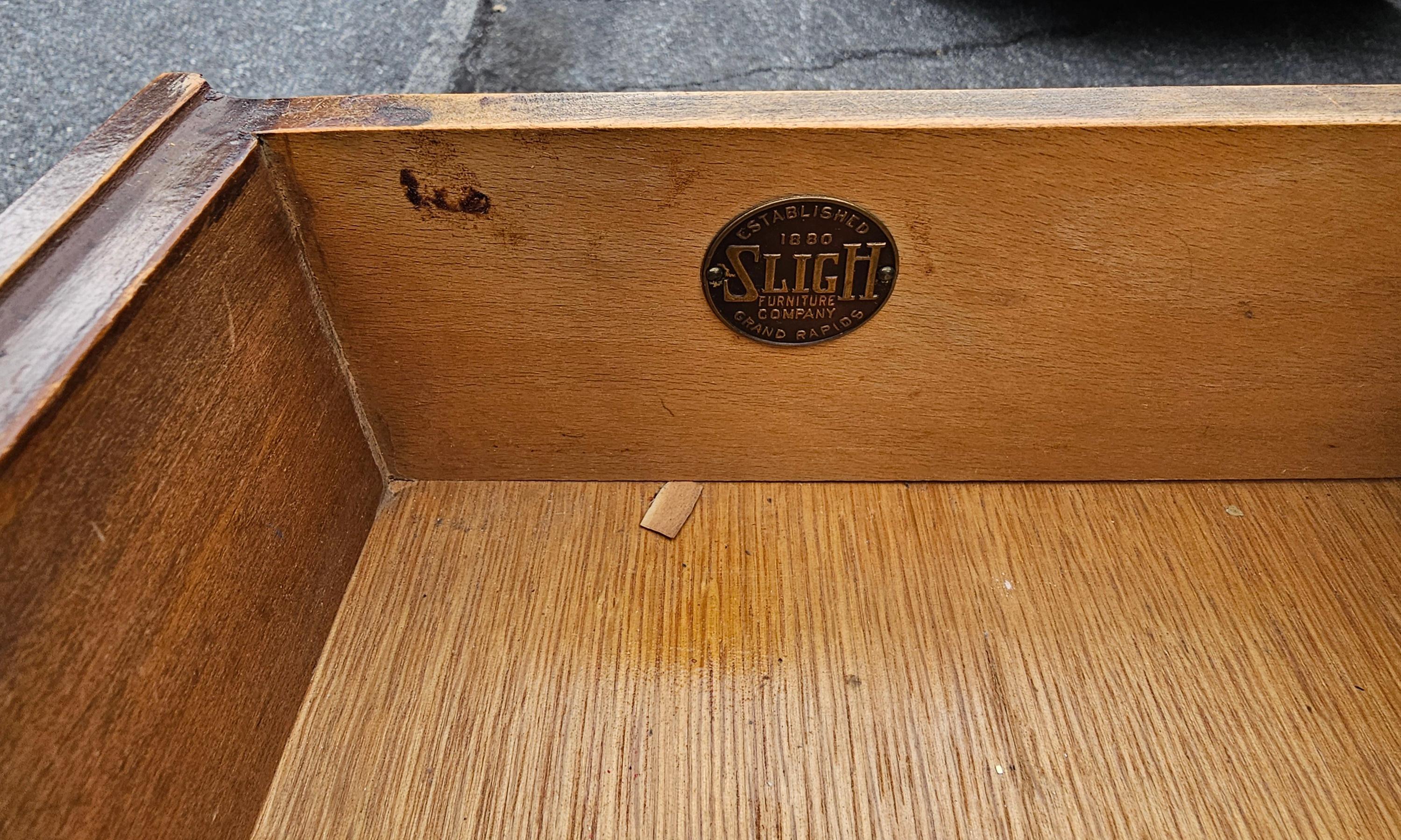 Sligh Furniture Cómoda de caoba entrecruzada Hepplewhite Latón en venta