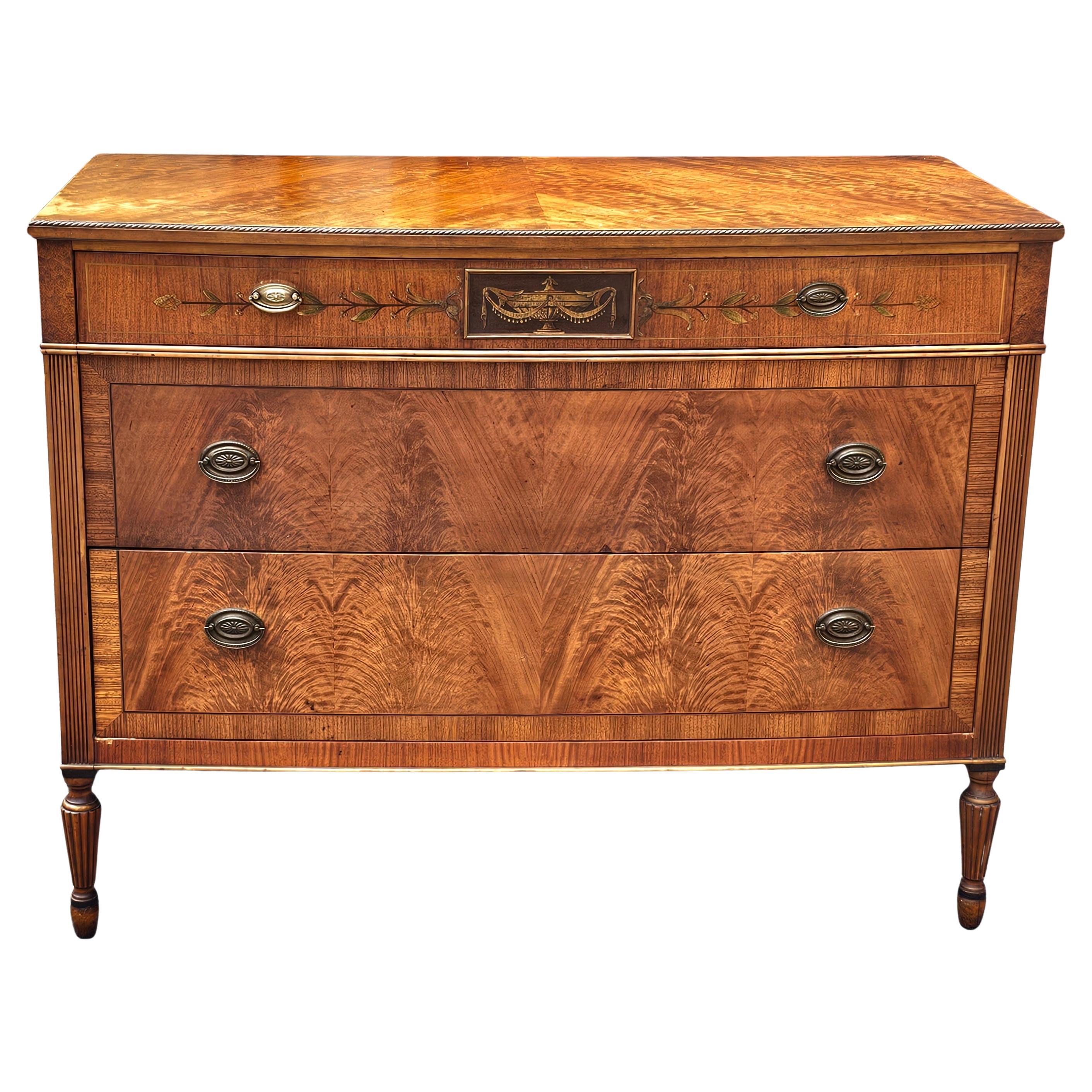 Commode à bandes croisées en acajou de style CIRCA, Circa 1920. Tiroirs à queue d'aronde au fonctionnement impeccable. Construction solide. Il durera des décennies.
Mesure 46