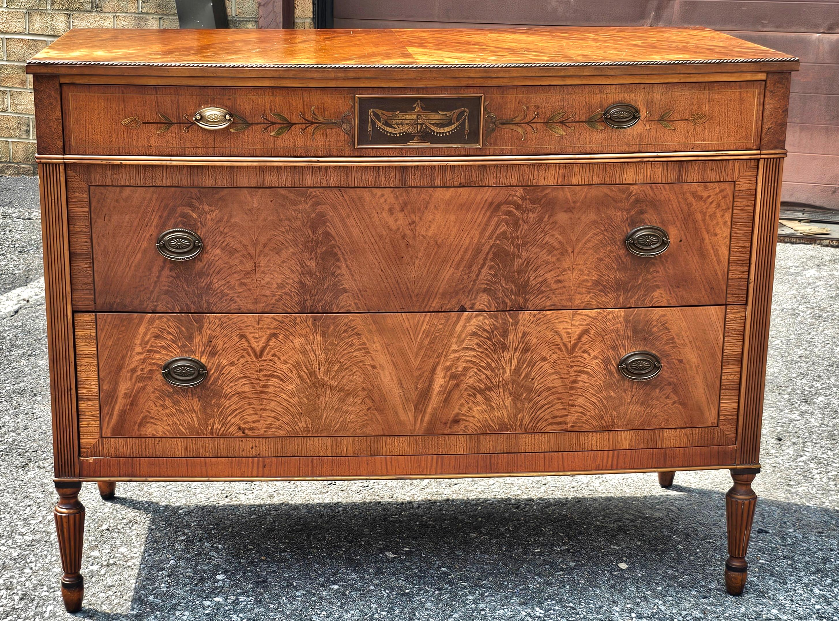 Hepplewhite Commode à bandes croisées en acajou crochu de Sligh Furniture en vente