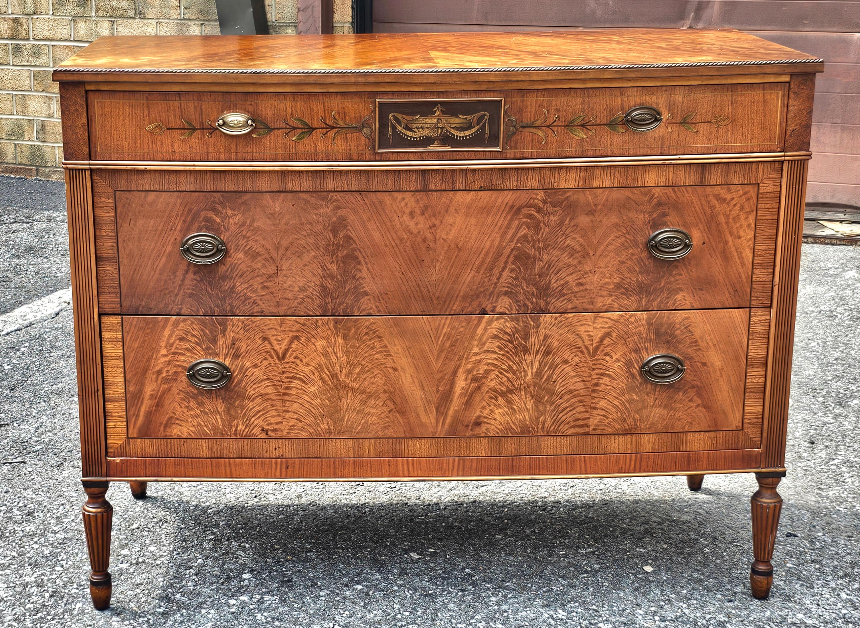 Américain Commode à bandes croisées en acajou crochu de Sligh Furniture en vente