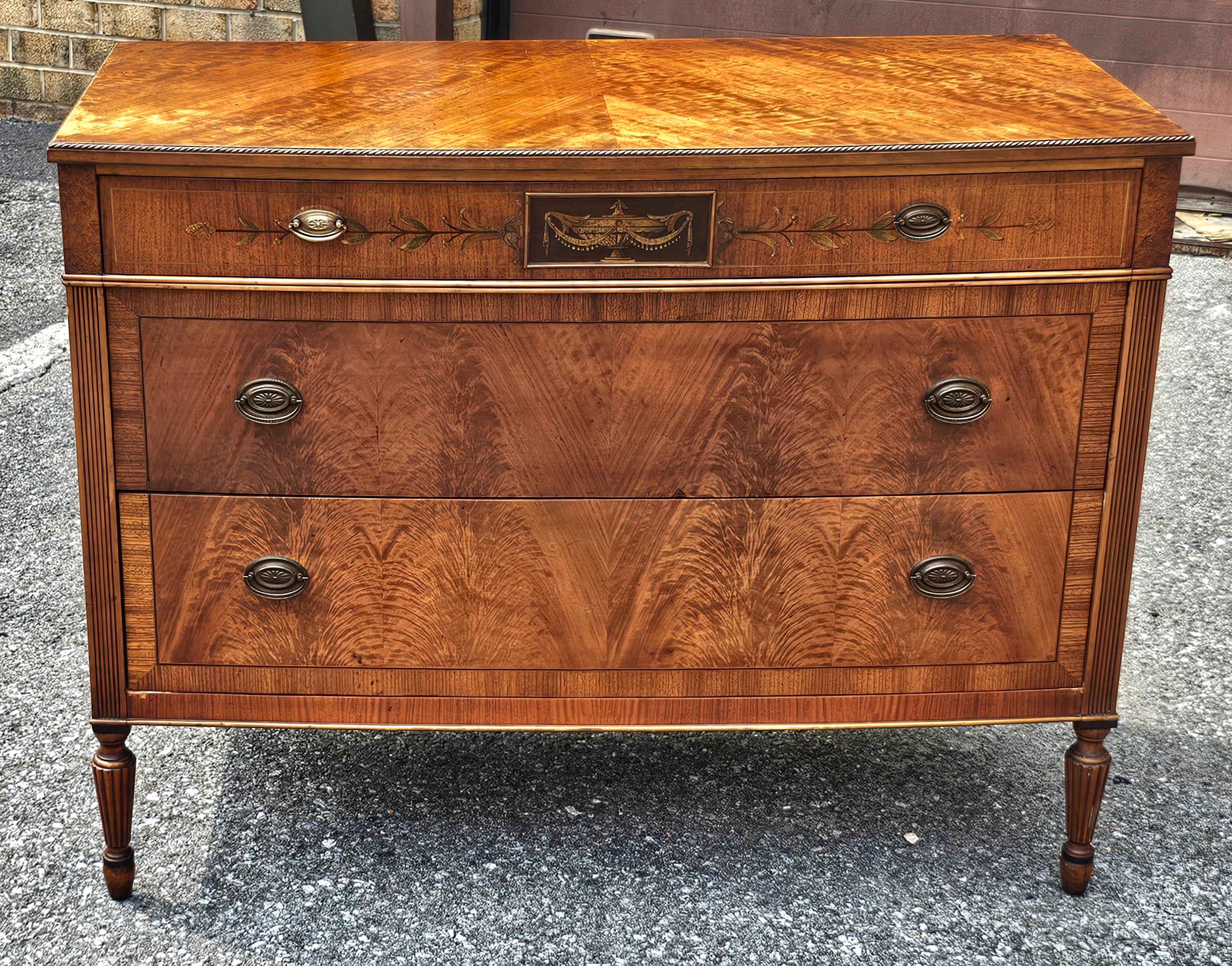 Incrusté Commode à bandes croisées en acajou crochu de Sligh Furniture en vente
