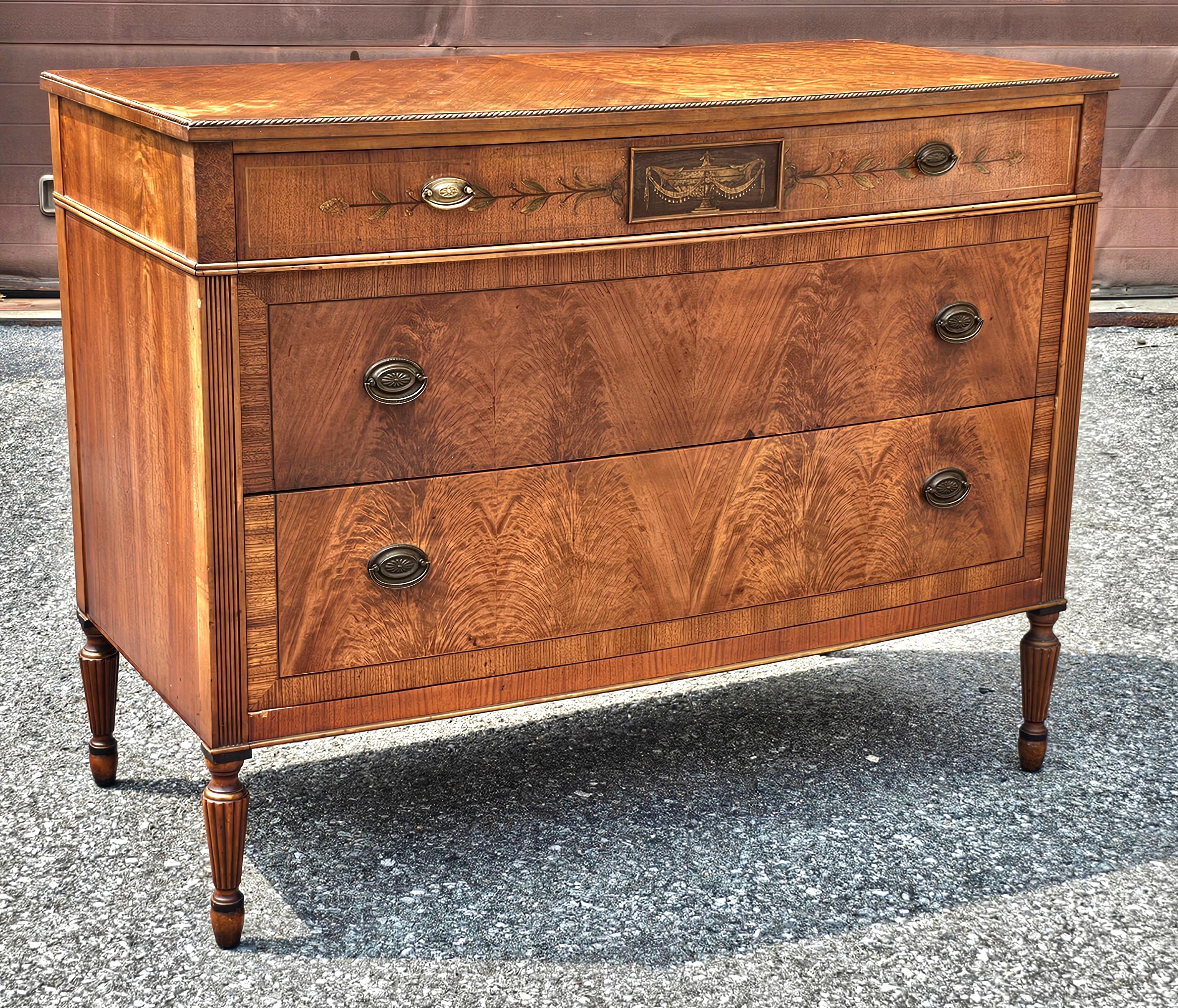 Commode à bandes croisées en acajou crochu de Sligh Furniture Bon état - En vente à Germantown, MD