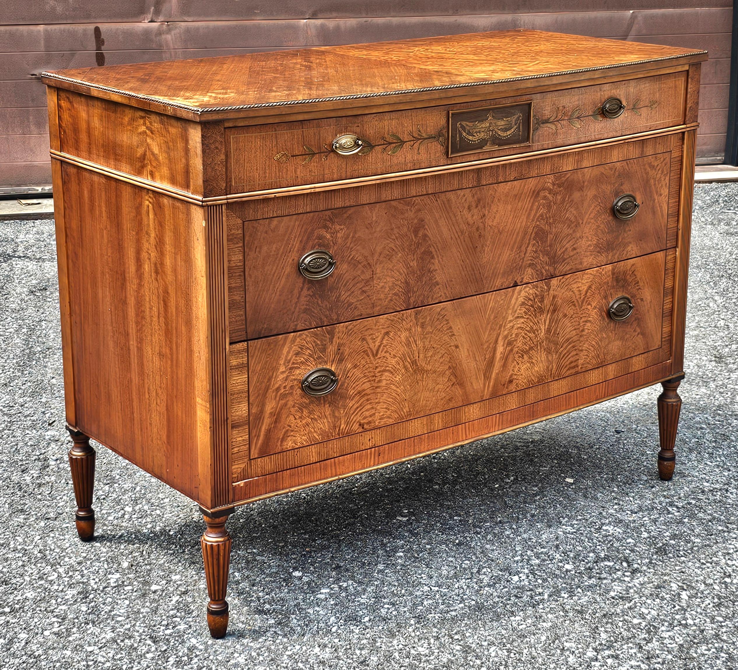 20ième siècle Commode à bandes croisées en acajou crochu de Sligh Furniture en vente