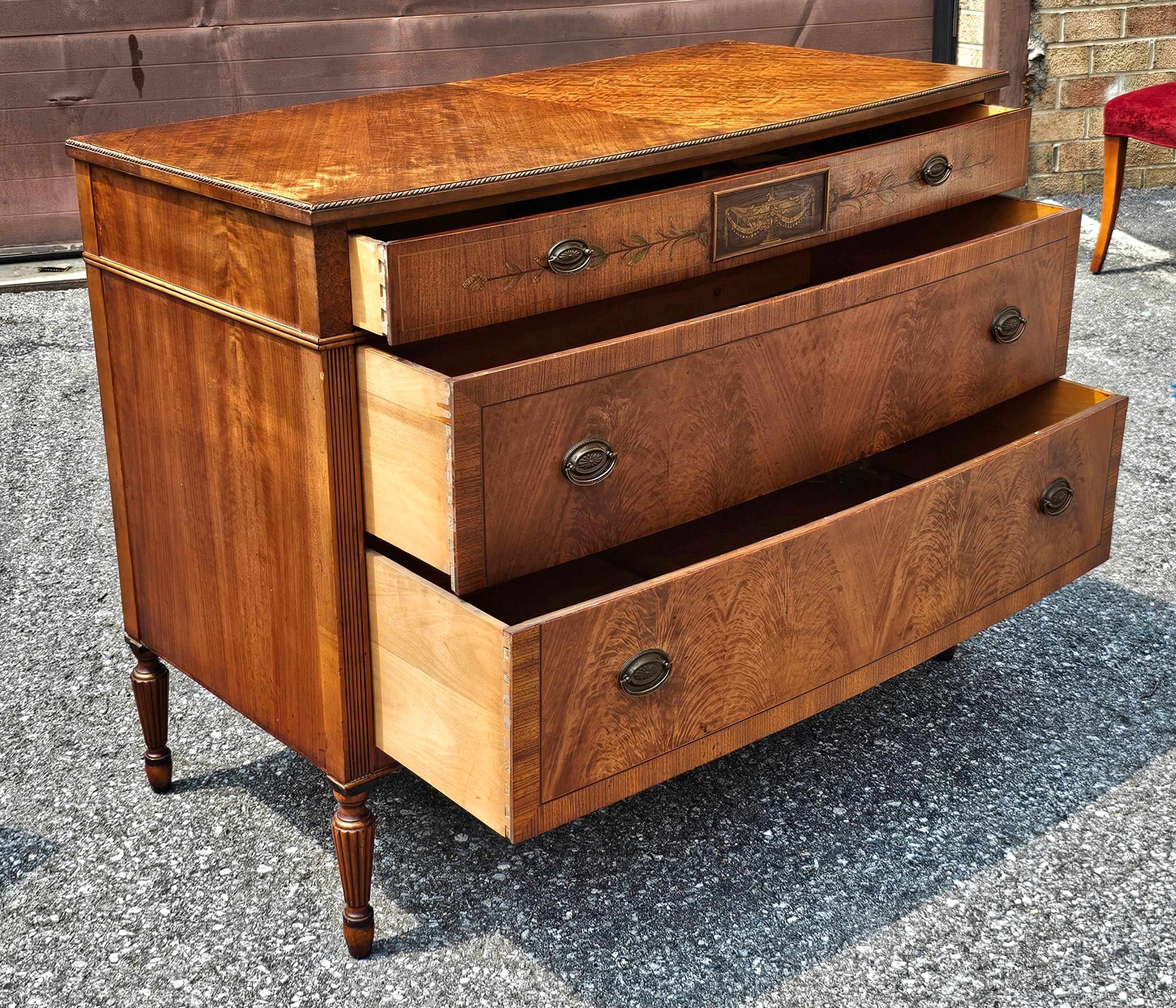 Laiton Commode à bandes croisées en acajou crochu de Sligh Furniture en vente