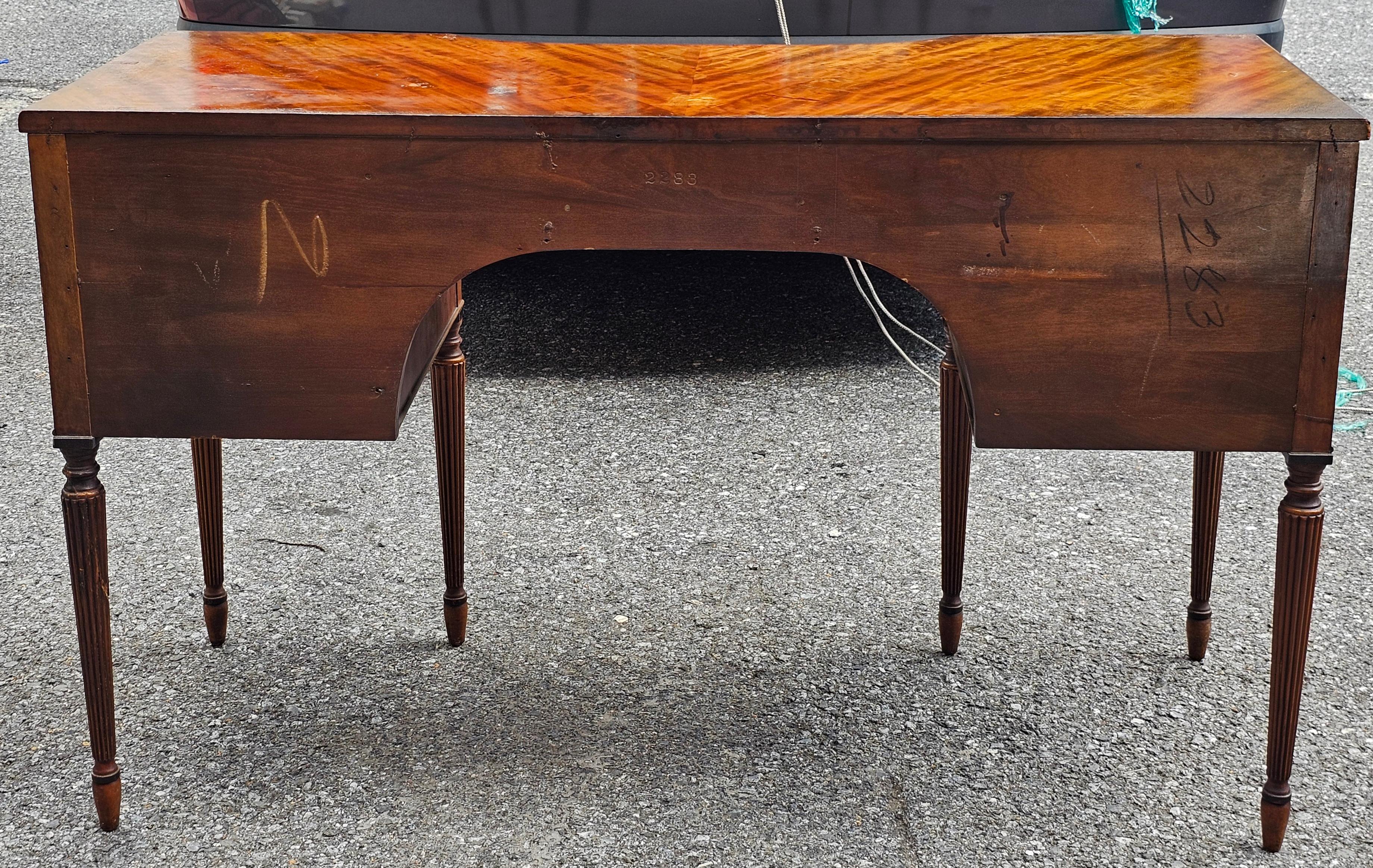 Table de toilette à bandeau croisé en acajou croche de Sligh Furniture avec dessus en verre en vente 8