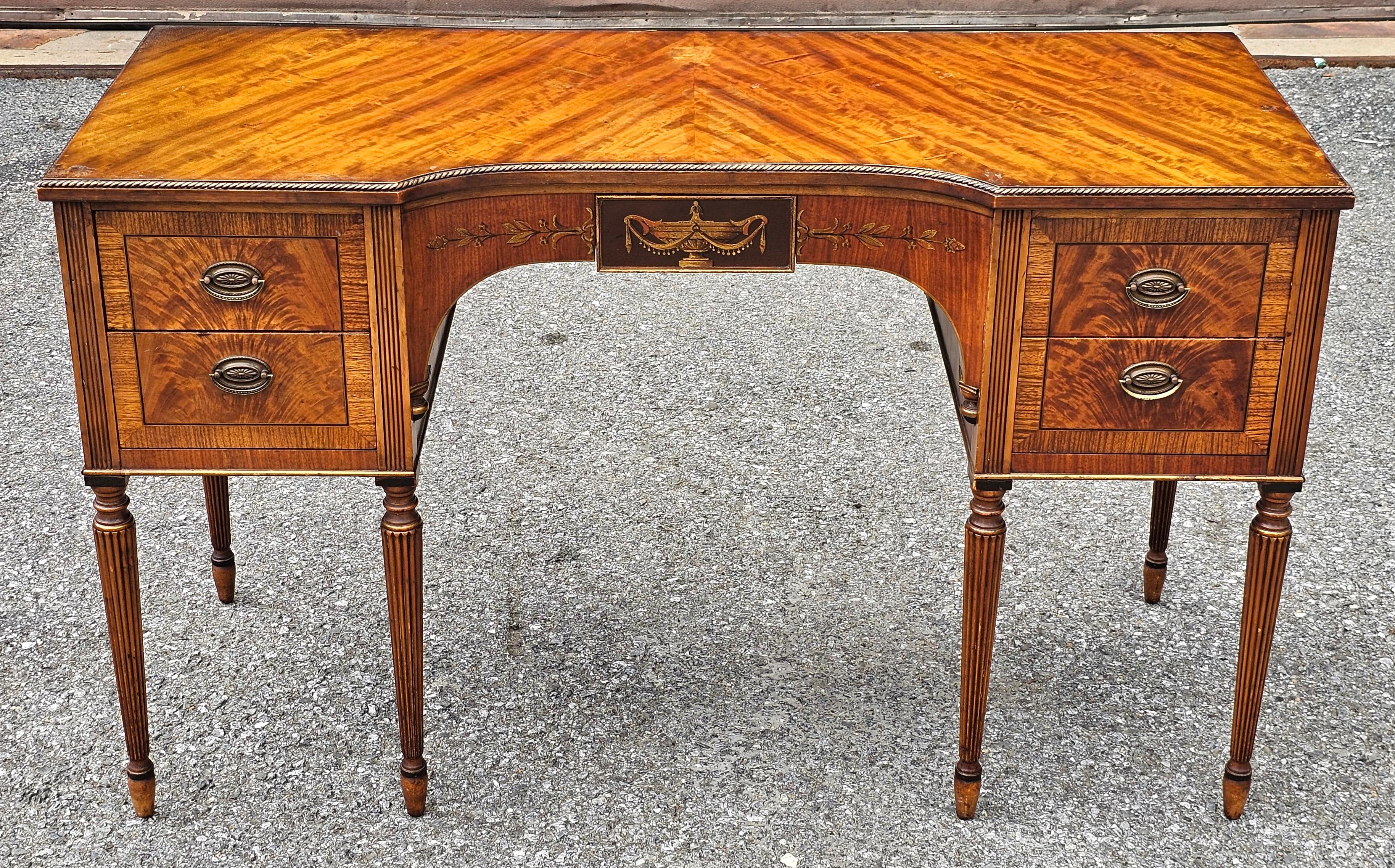 Table de toilette à bandes croisées en acajou de style CIRCA, avec plateau en verre protecteur, Circa 1920. Tiroirs à queue d'aronde au fonctionnement impeccable. Construction solide. Il durera des décennies.
Mesure 48,25
