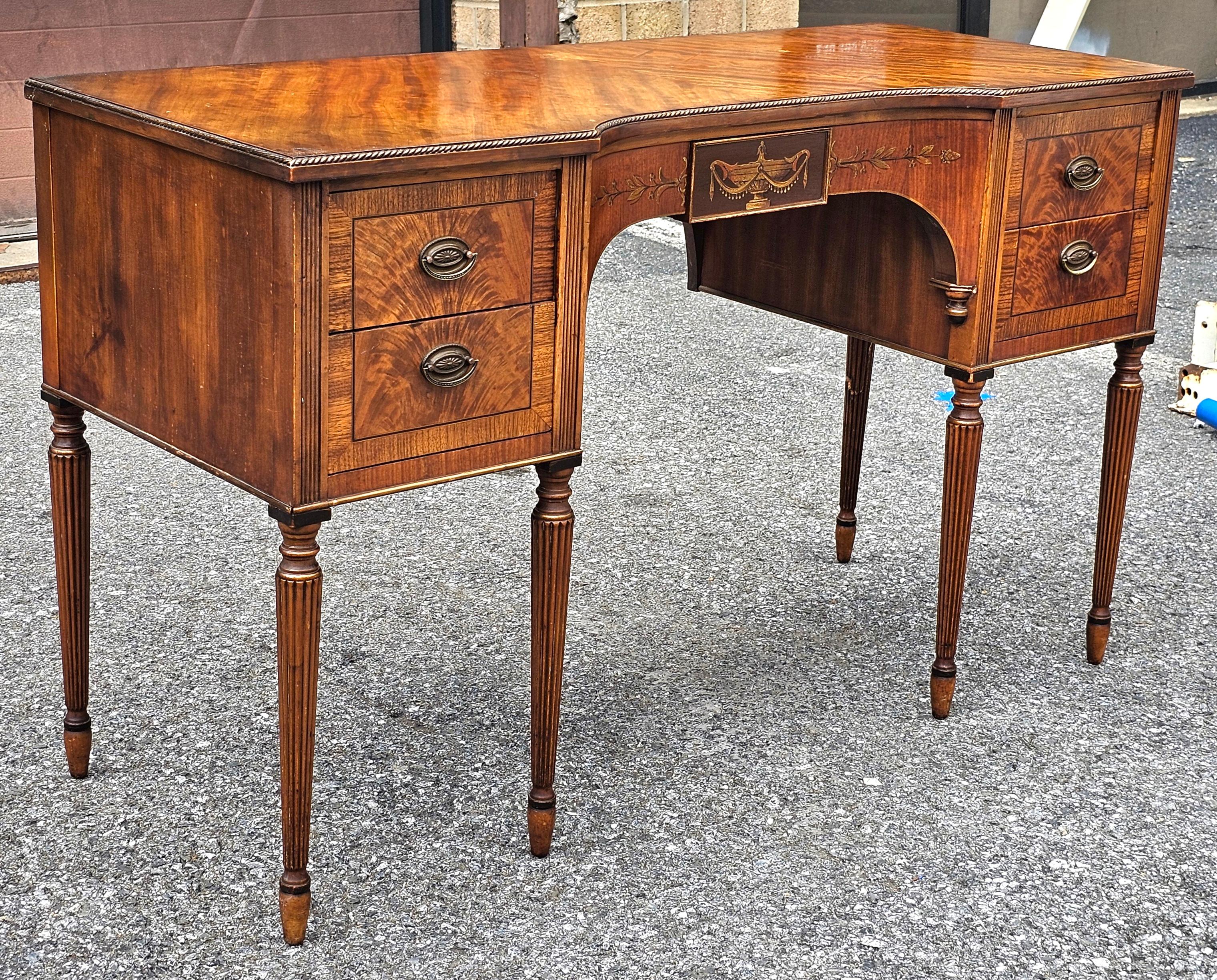 Incrusté Table de toilette à bandeau croisé en acajou croche de Sligh Furniture avec dessus en verre en vente