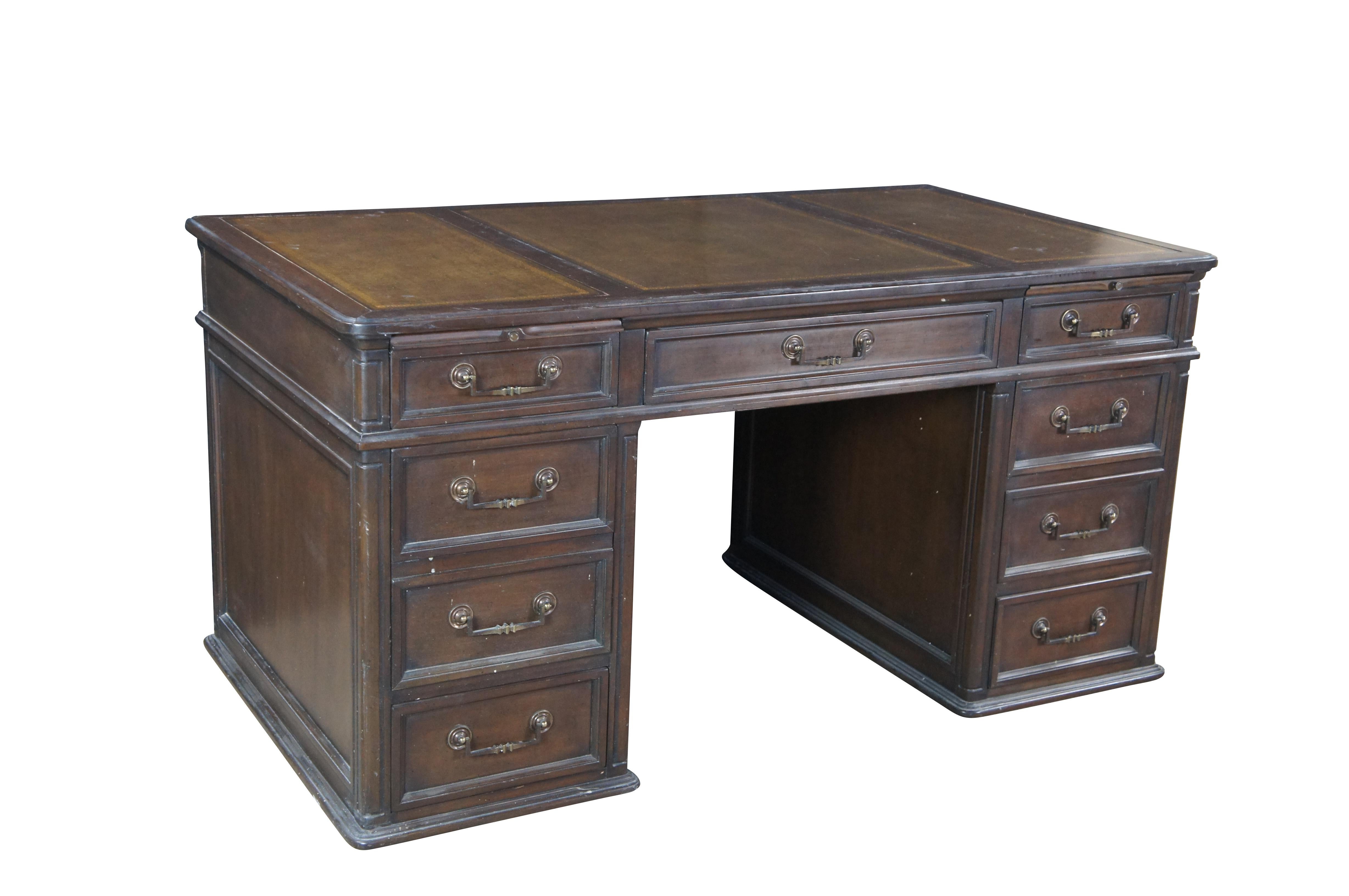 Escritorio de oficina Vintage Sligh.  Acabado en nogal envejecido con parte superior de cuero verde.  El escritorio tiene ocho cajones con cola de milano, incluido un cajón archivador a la izquierda. Fabricado en Holland,