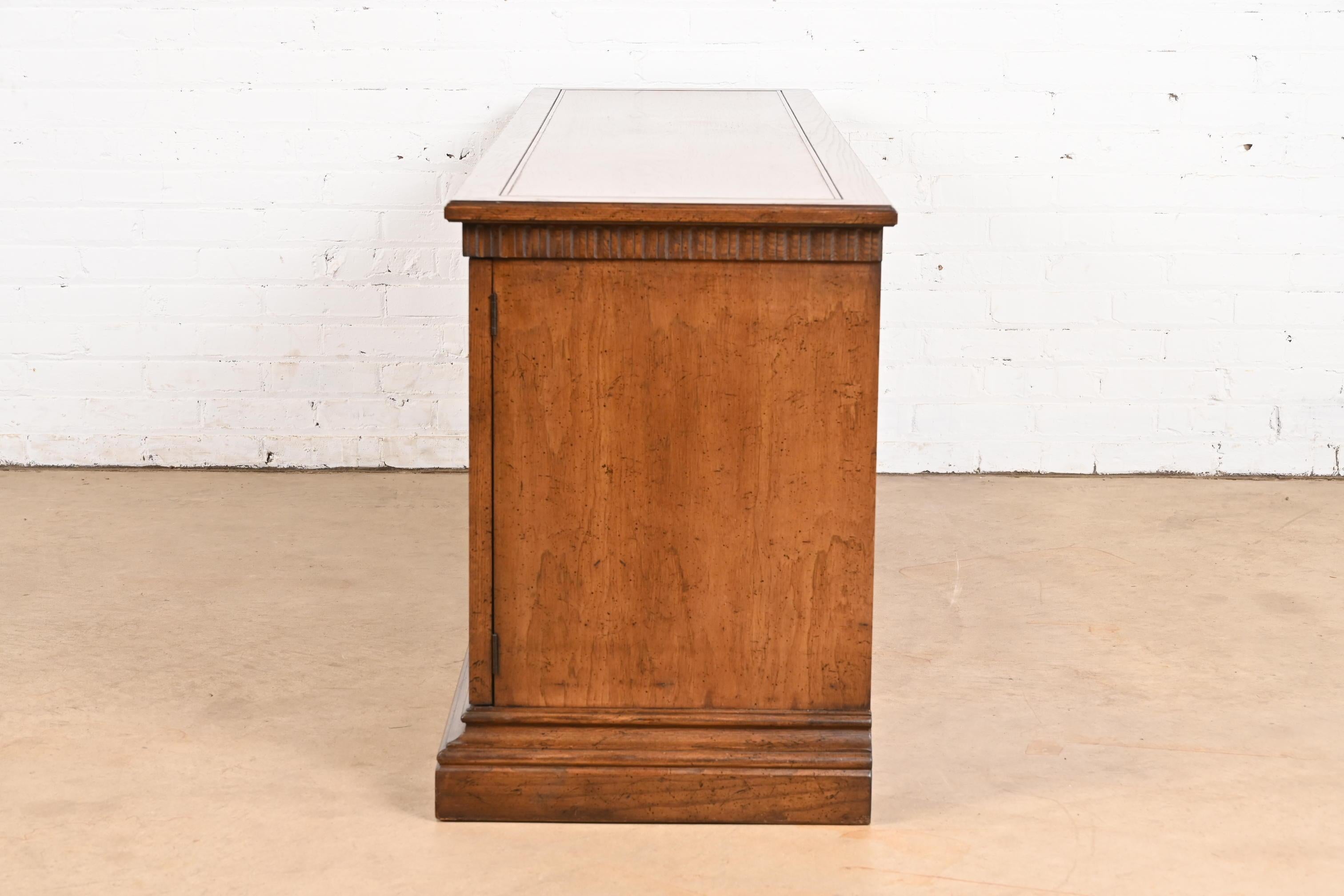 Crédence de bureau en noyer de style Regency de Sligh Furniture, vers les années 1960 en vente 4