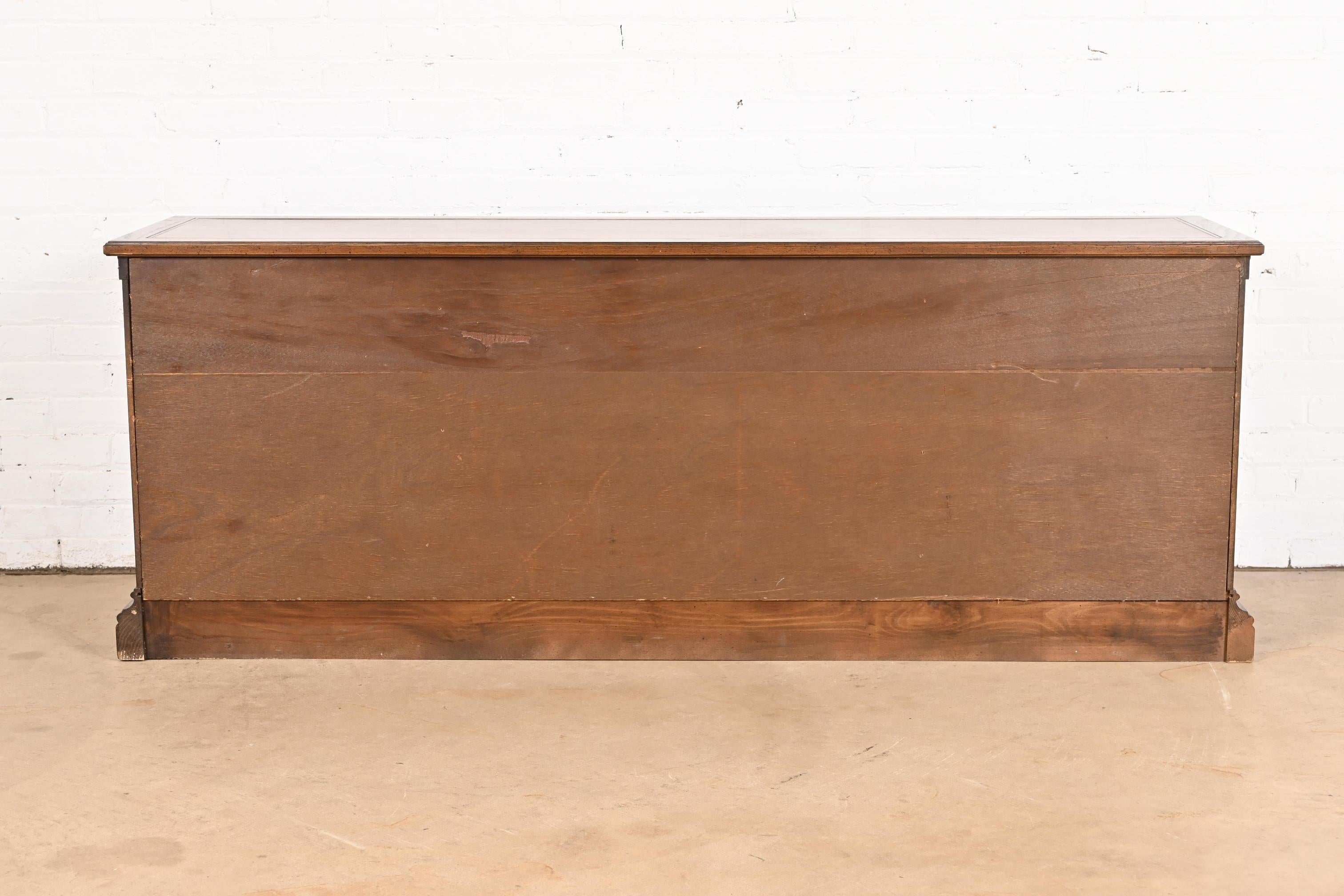 Crédence de bureau en noyer de style Regency de Sligh Furniture, vers les années 1960 en vente 5