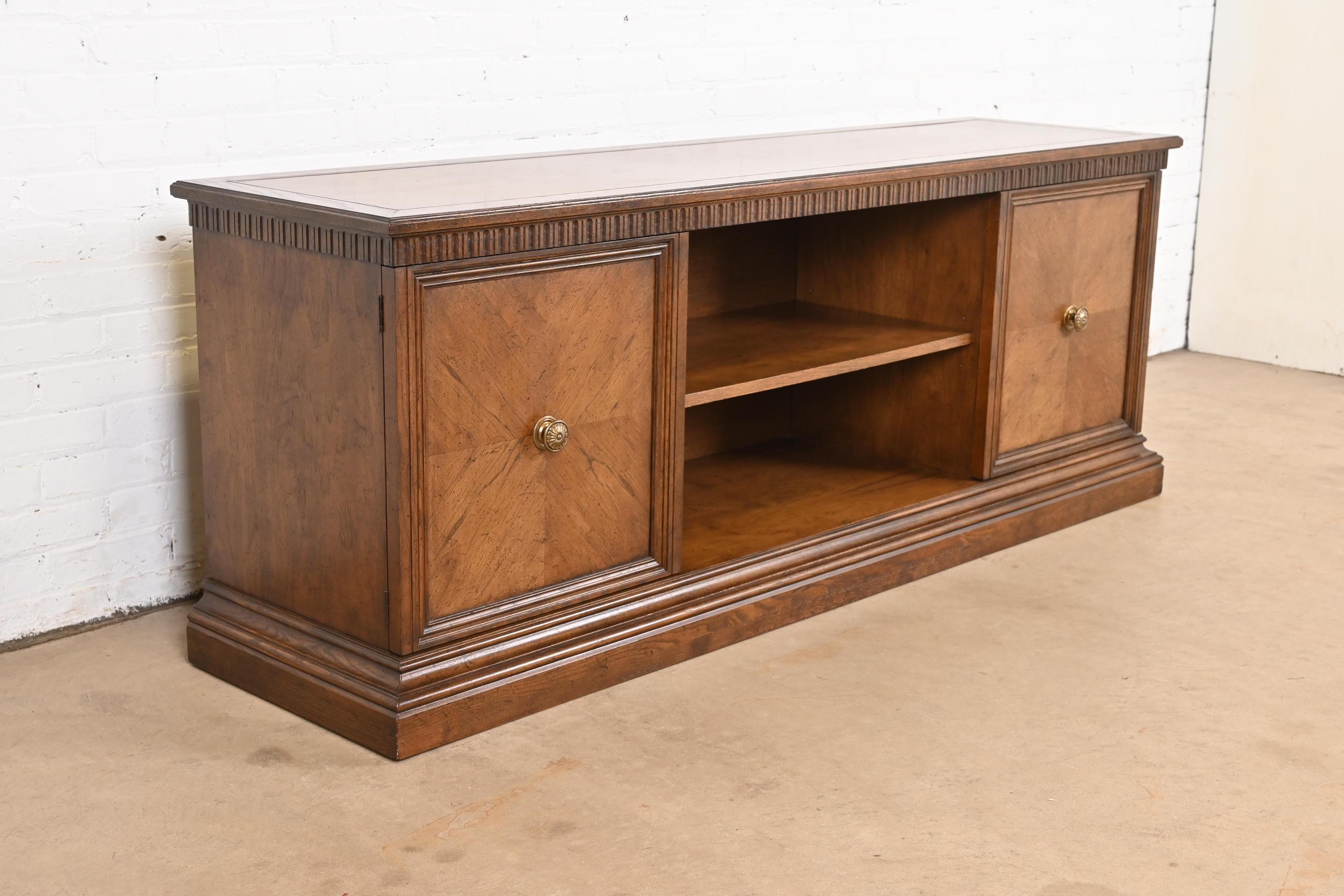 Un magnifique buffet, crédence ou meuble multimédia de style Regency.

Par Sligh Furniture

USA, Circa 1960

Noyer et chêne sculptés, avec quincaillerie en laiton d'origine.

Dimensions : 72,38 