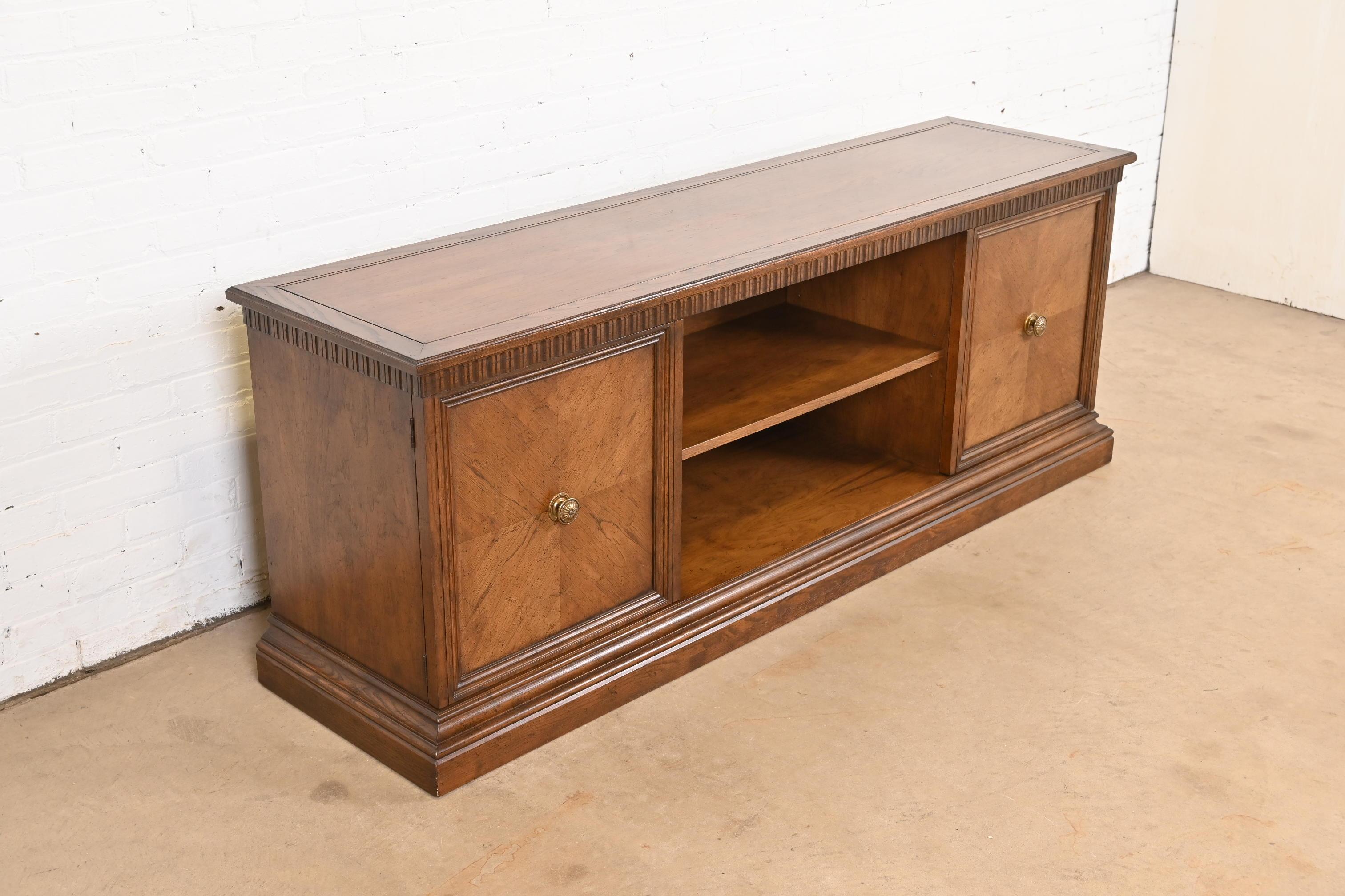 Américain Crédence de bureau en noyer de style Regency de Sligh Furniture, vers les années 1960 en vente