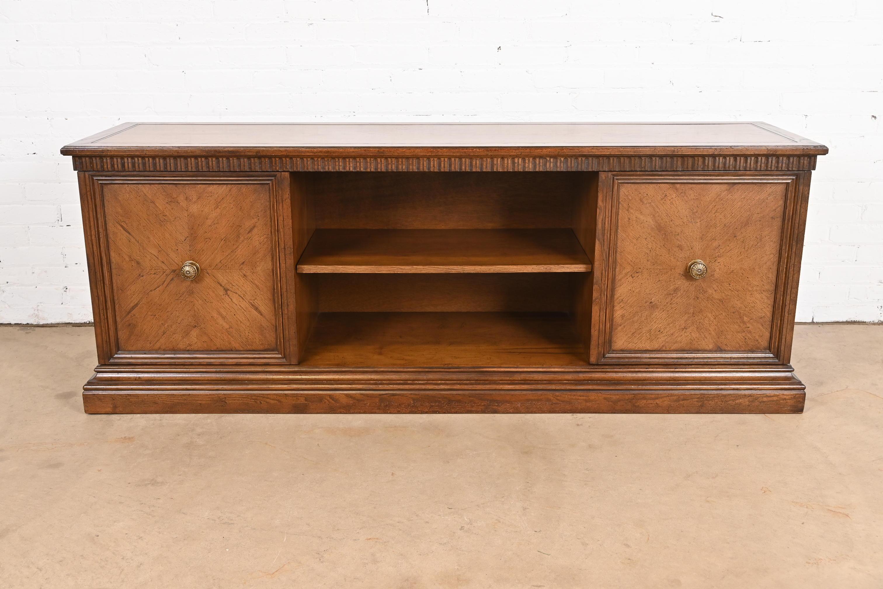 Crédence de bureau en noyer de style Regency de Sligh Furniture, vers les années 1960 Bon état - En vente à South Bend, IN
