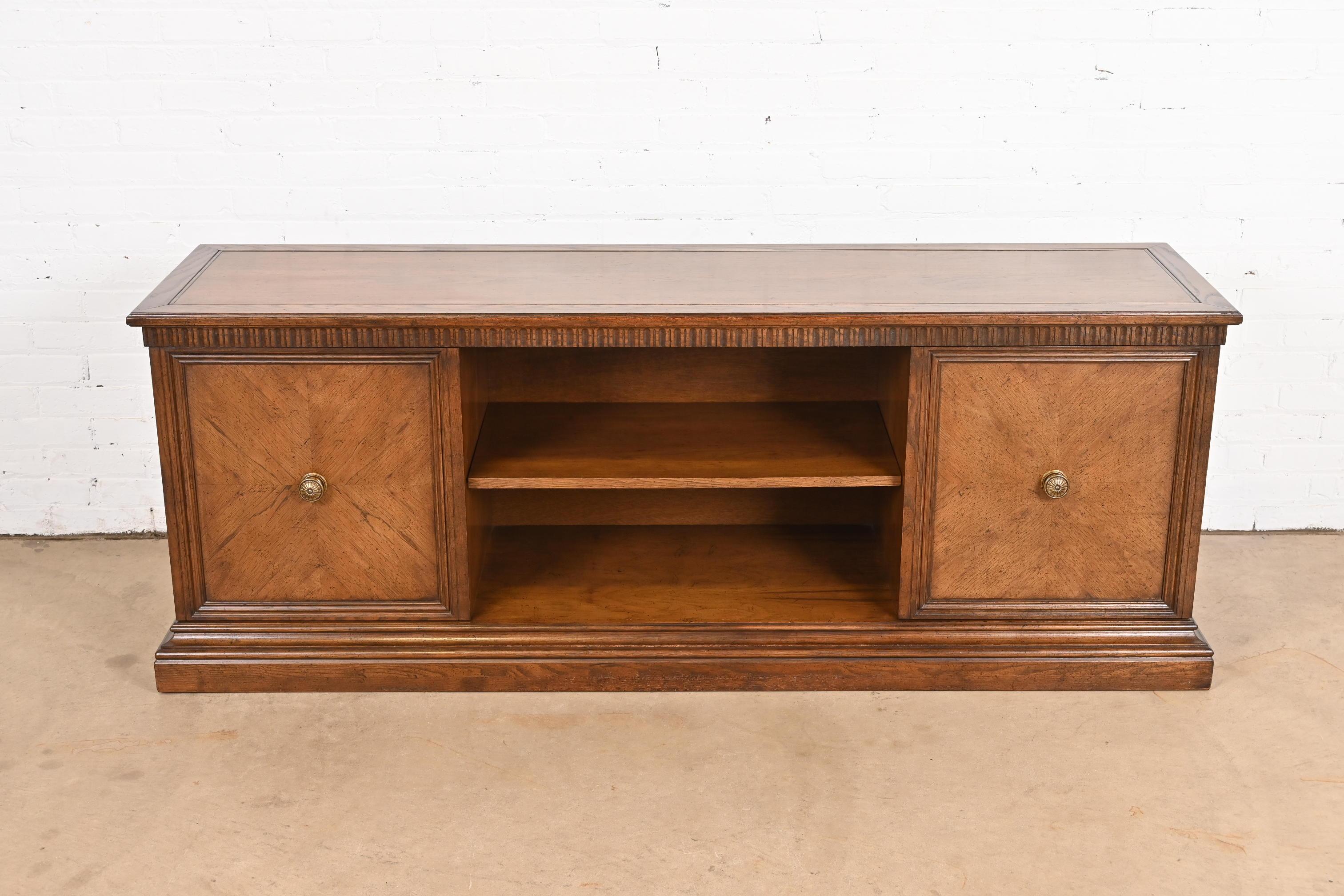 Milieu du XXe siècle Crédence de bureau en noyer de style Regency de Sligh Furniture, vers les années 1960 en vente