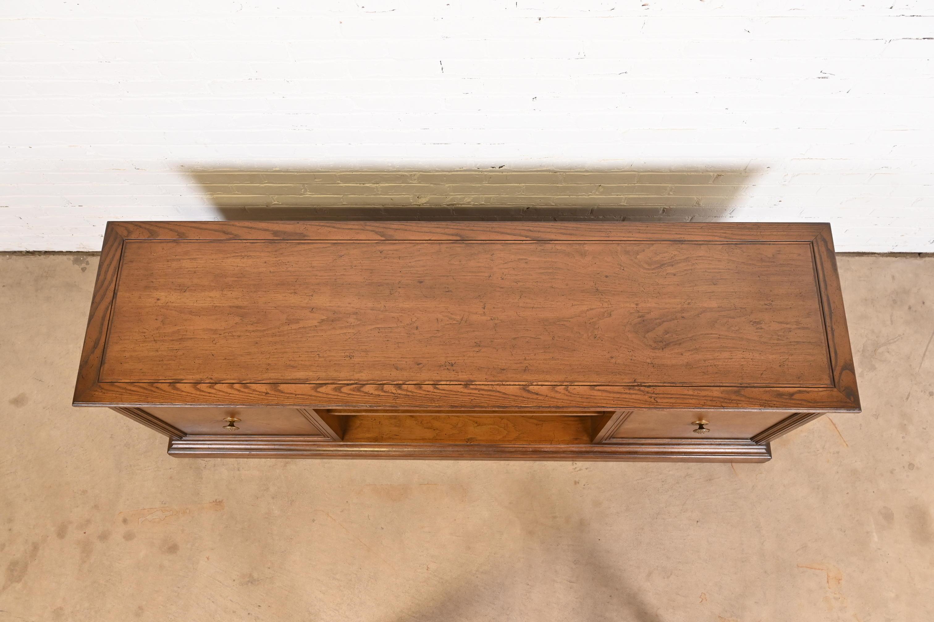 Laiton Crédence de bureau en noyer de style Regency de Sligh Furniture, vers les années 1960 en vente
