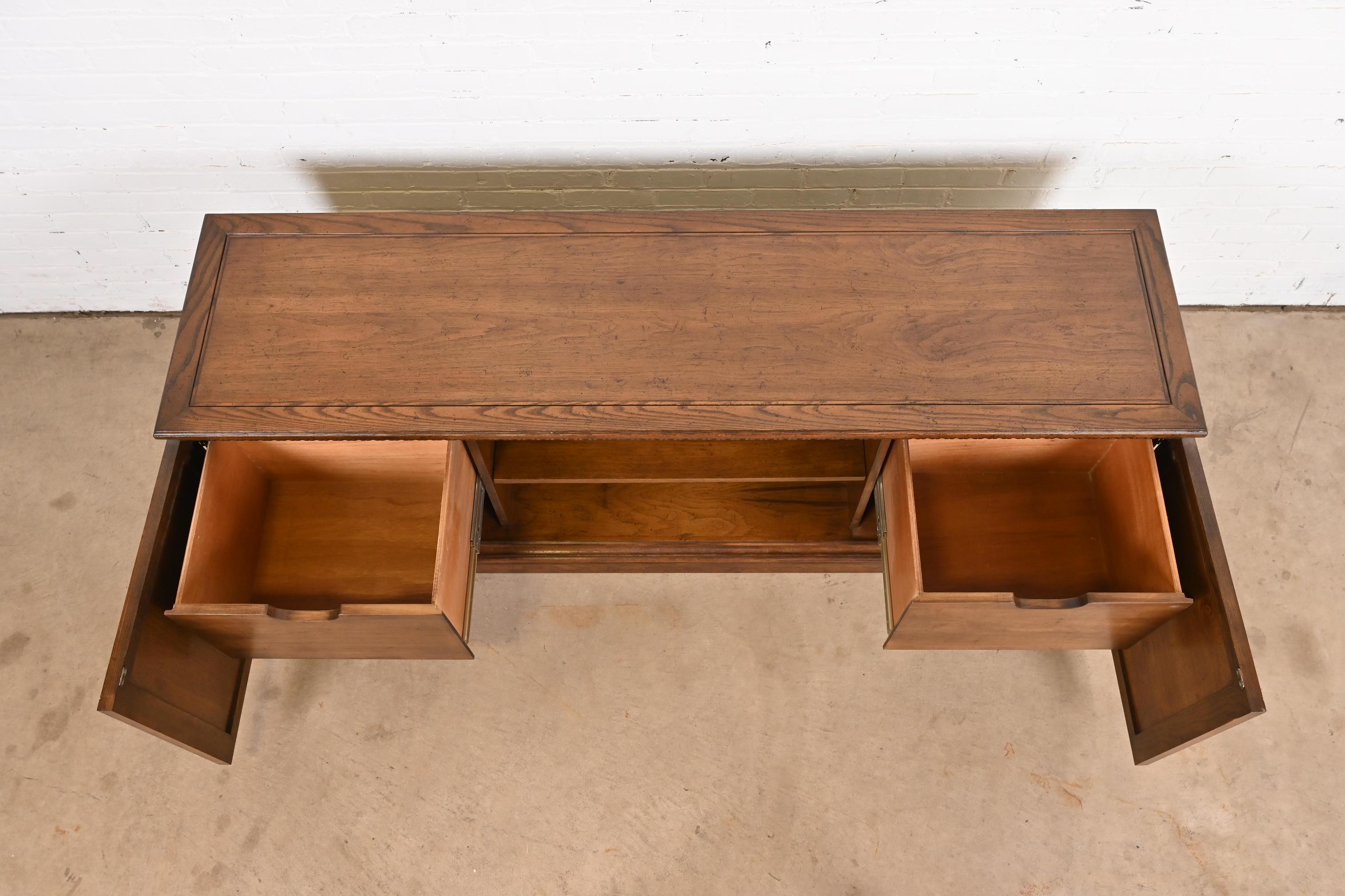Crédence de bureau en noyer de style Regency de Sligh Furniture, vers les années 1960 en vente 1
