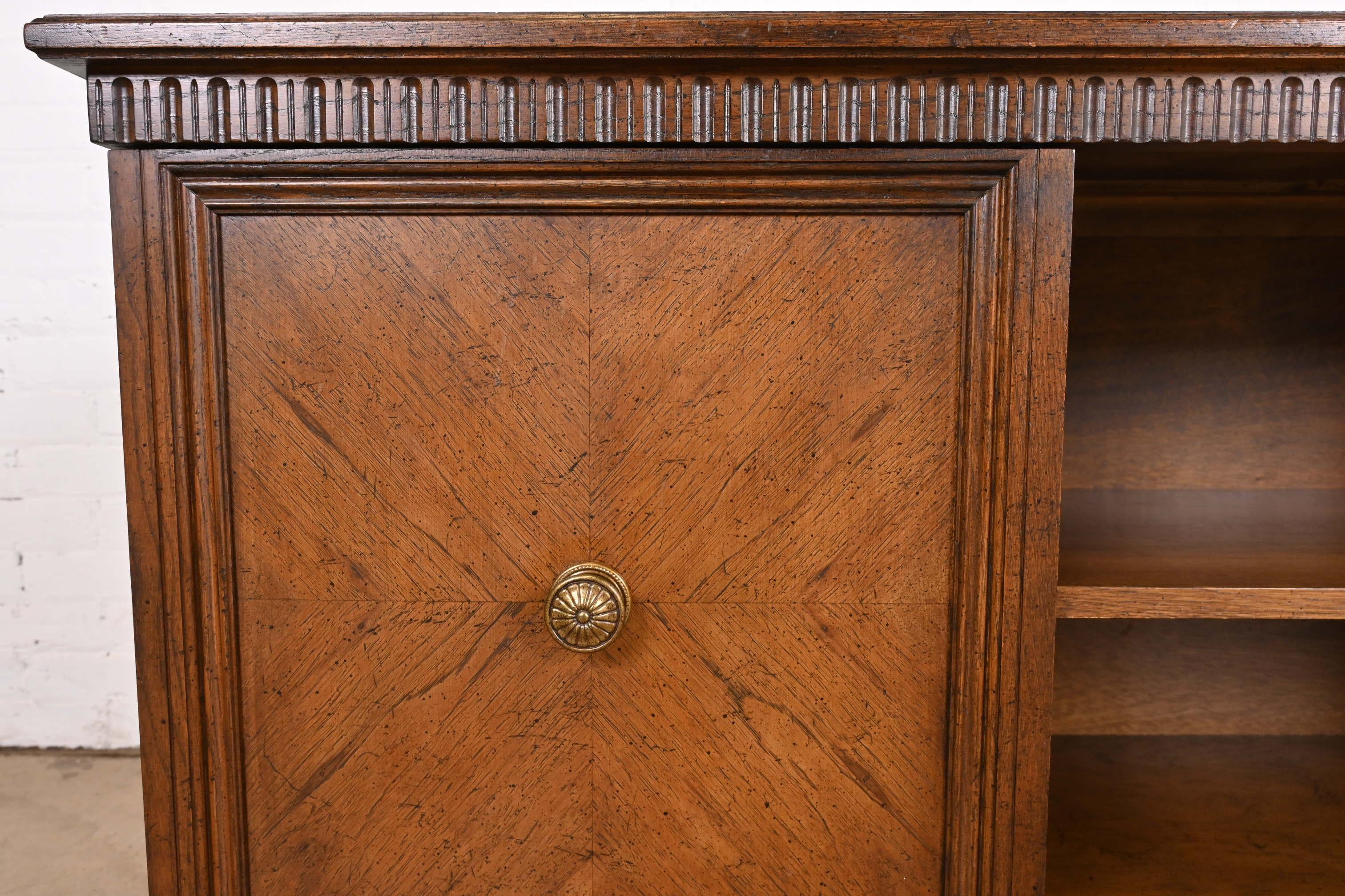 Crédence de bureau en noyer de style Regency de Sligh Furniture, vers les années 1960 en vente 3