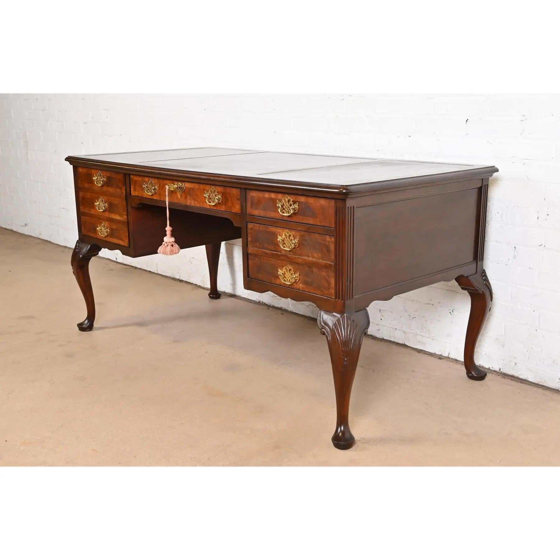 Sligh Georgian Flame Mahogany Leather Top Executive Writing Desk In Good Condition In South Bend, IN