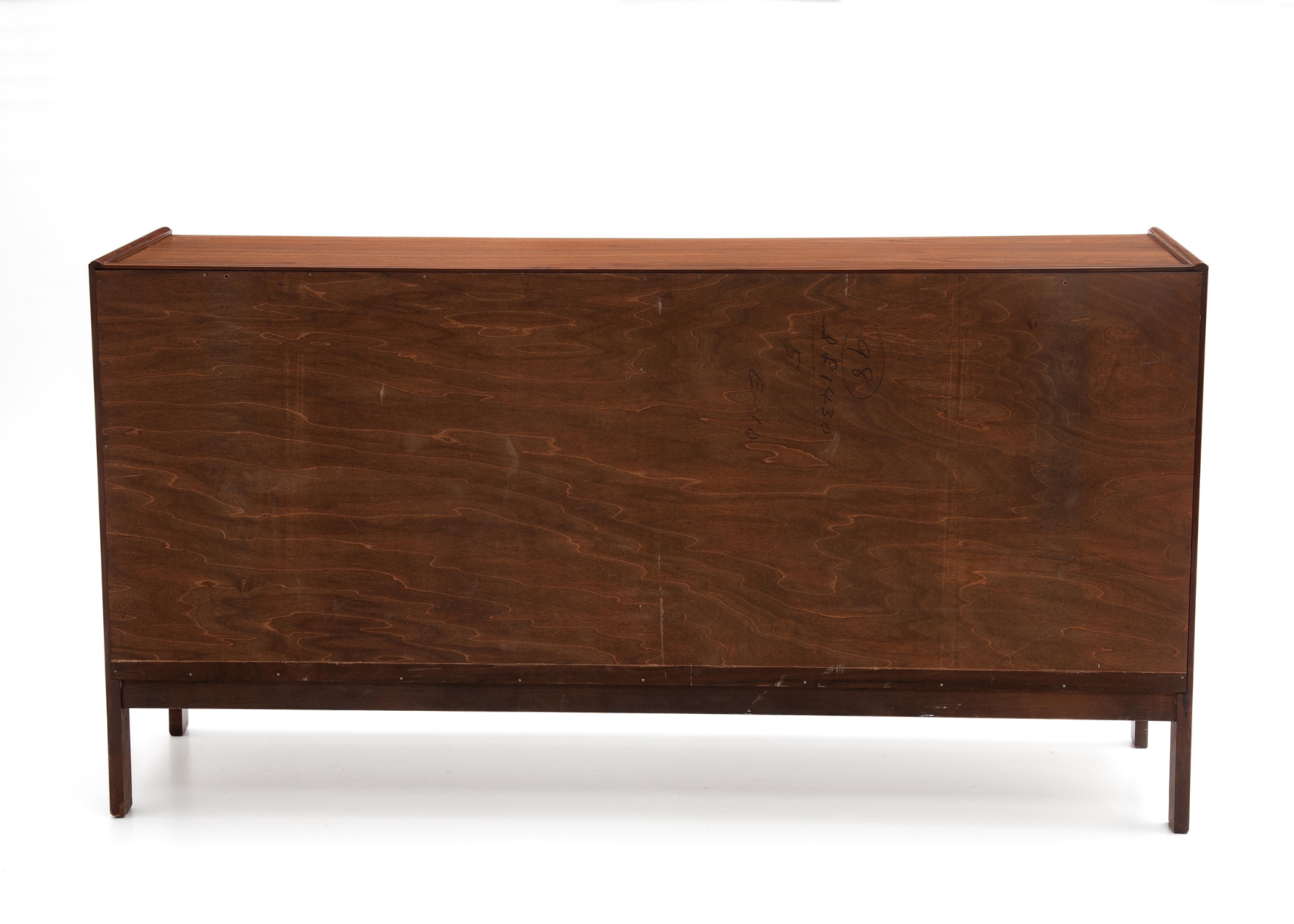 Sligh Furniture Furniture Mid Century Crédence en noyer Jack Cartwright Bon état - En vente à Forest Grove, PA