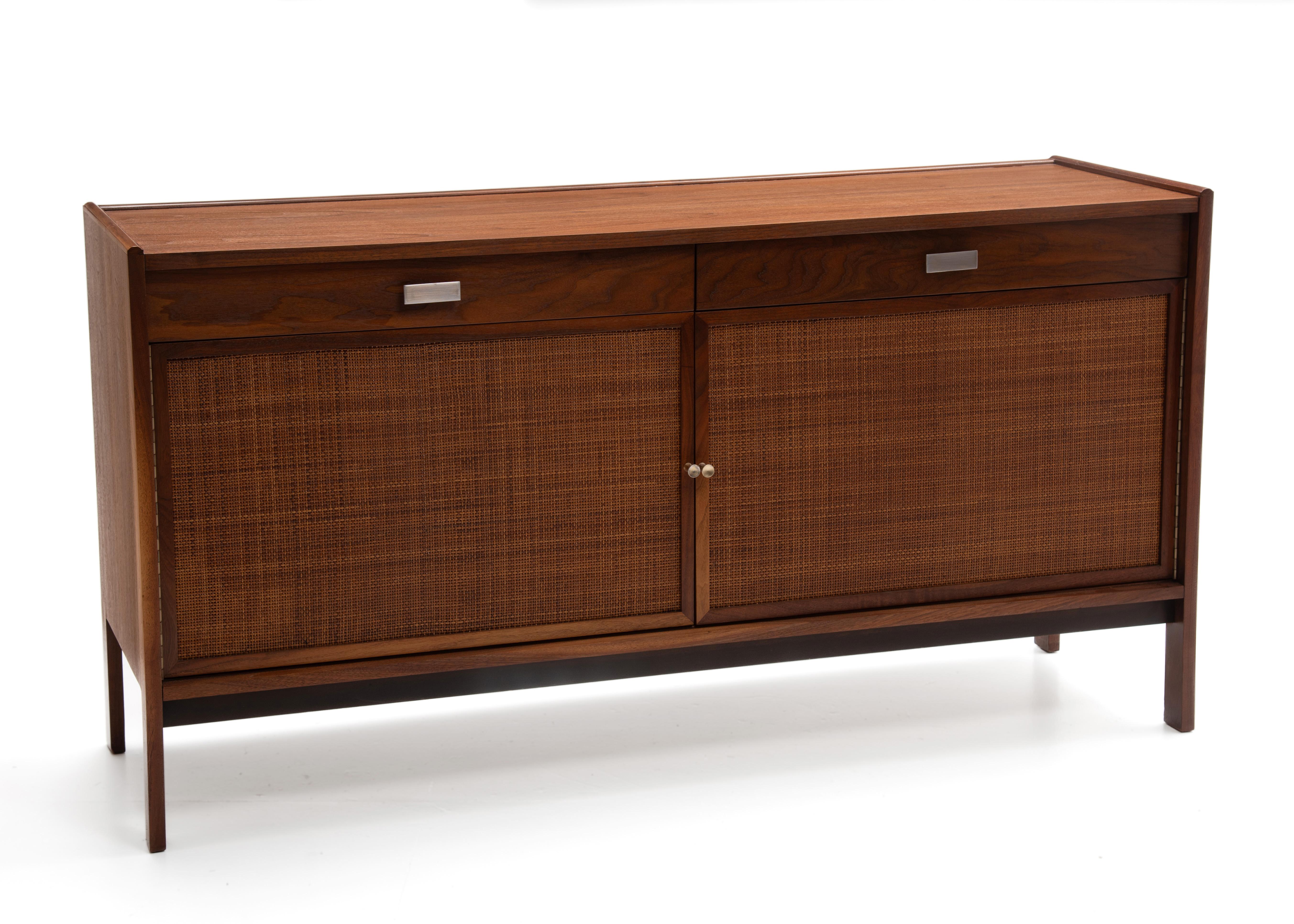 Fin du 20e siècle Sligh Furniture Furniture Mid Century Crédence en noyer Jack Cartwright en vente