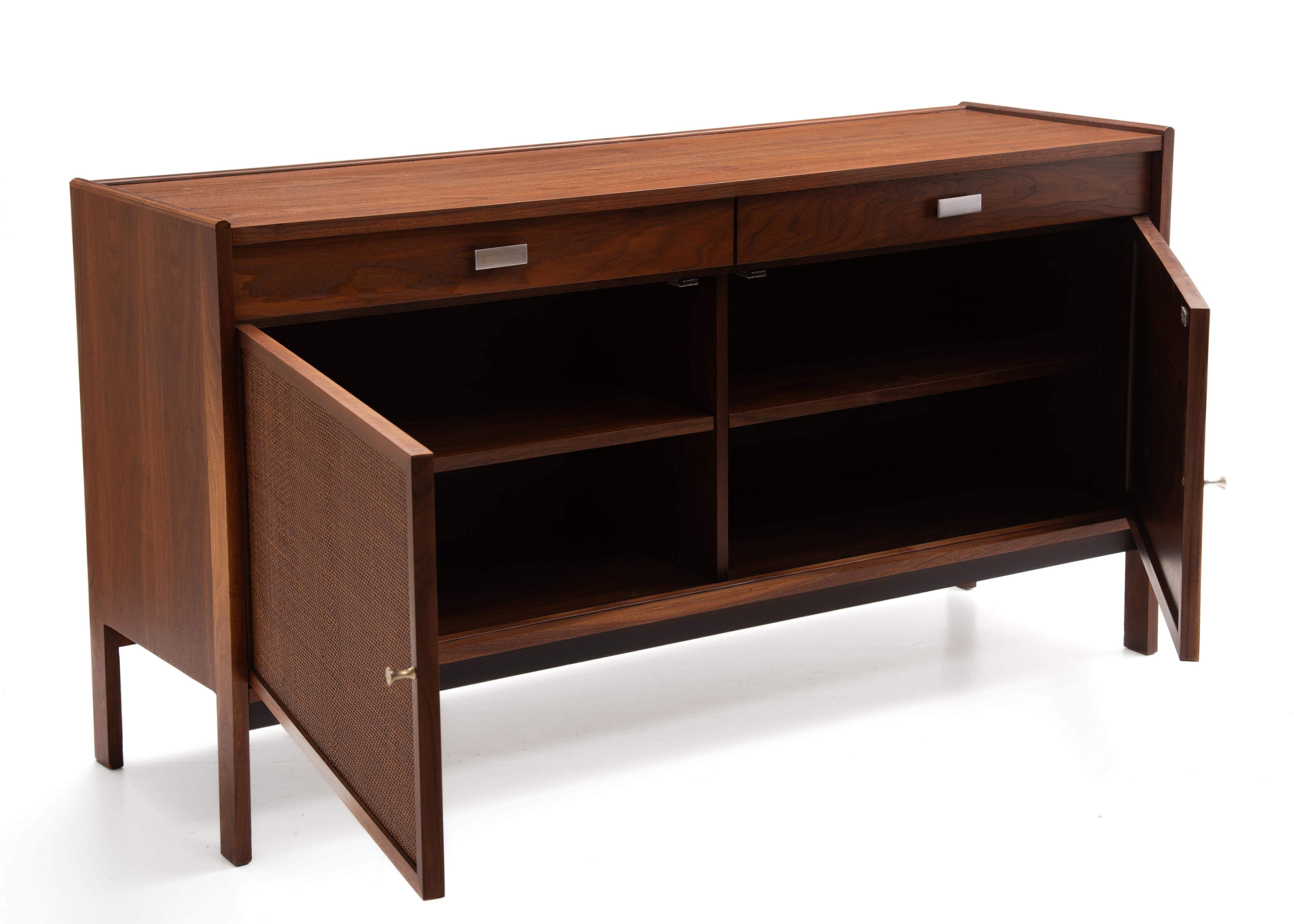 Métal Sligh Furniture Furniture Mid Century Crédence en noyer Jack Cartwright en vente