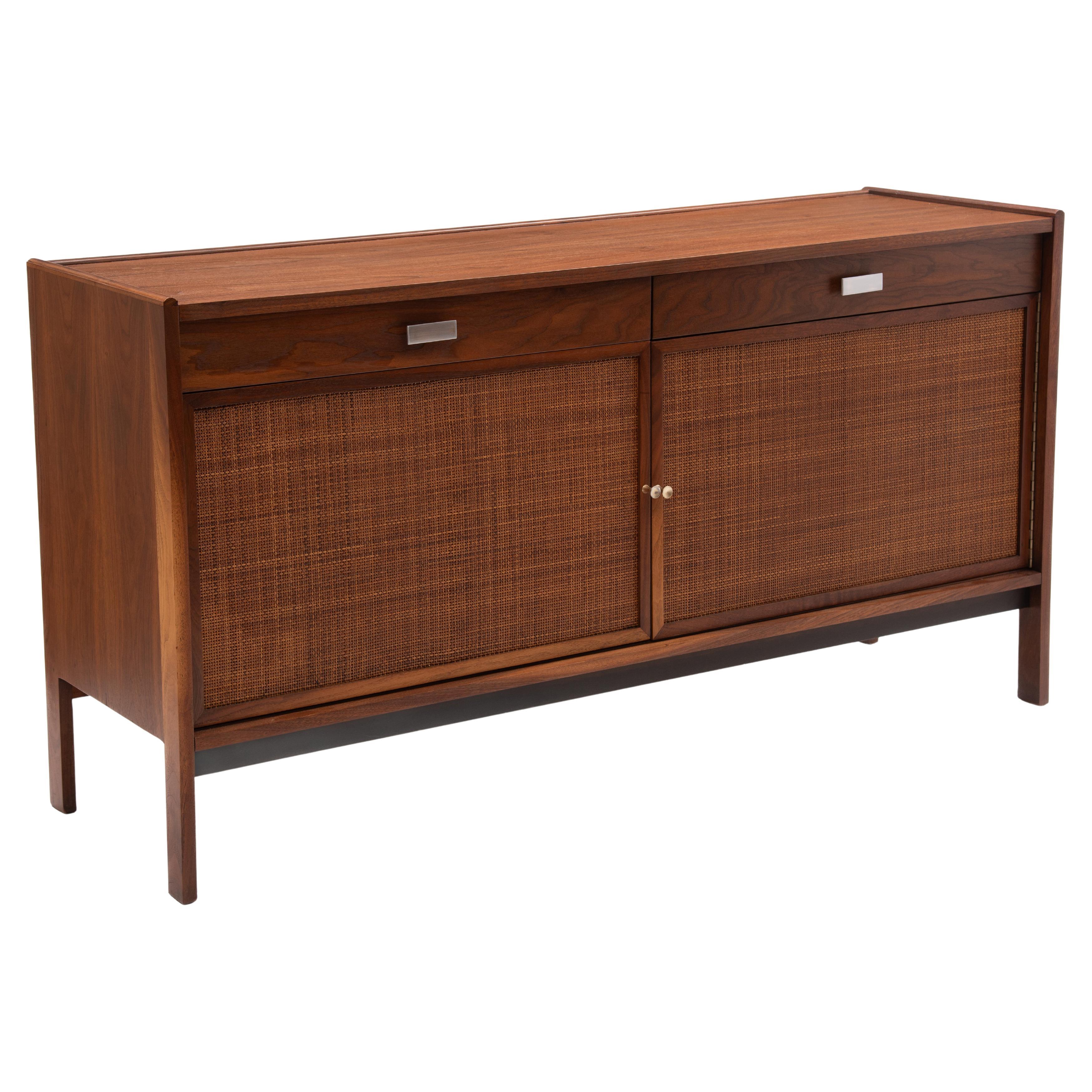 Sligh Furniture Furniture Mid Century Crédence en noyer Jack Cartwright en vente