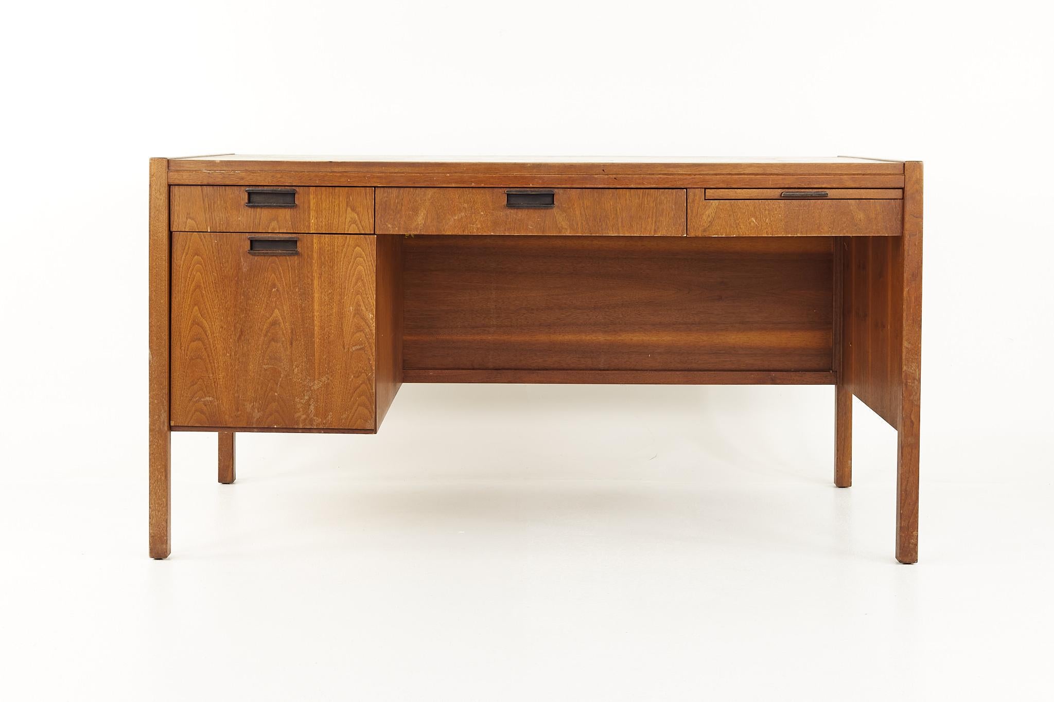 Sligh Lowry mid century walnut and cane back desk

This desk measures: 56 wide x 25.5 deep x 29.25 inches high, with a chair clearance of 24 inches

All pieces of furniture can be had in what we call restored vintage condition. That means the