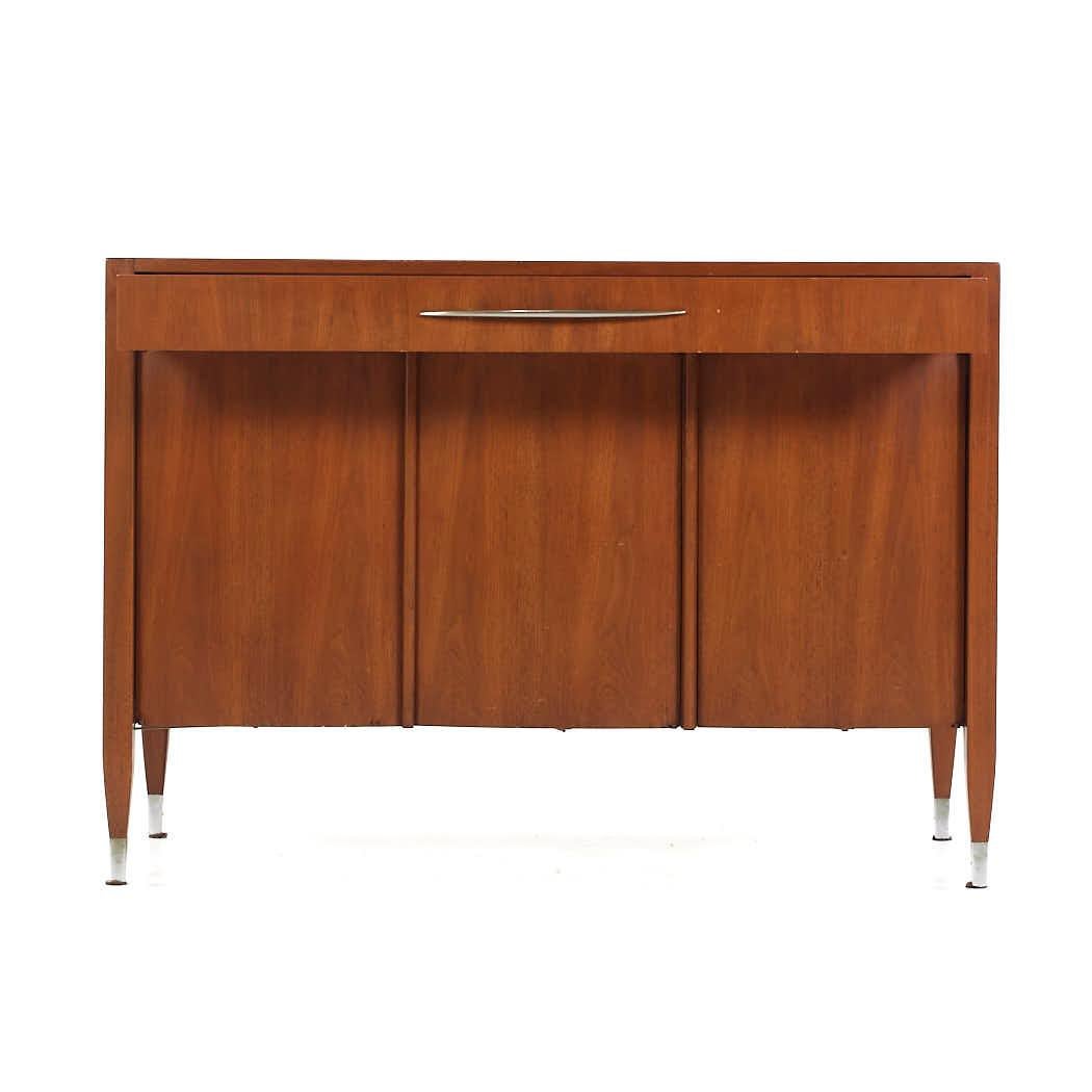 Sligh Mid Century Walnut and Brass Buffet In Good Condition For Sale In Countryside, IL