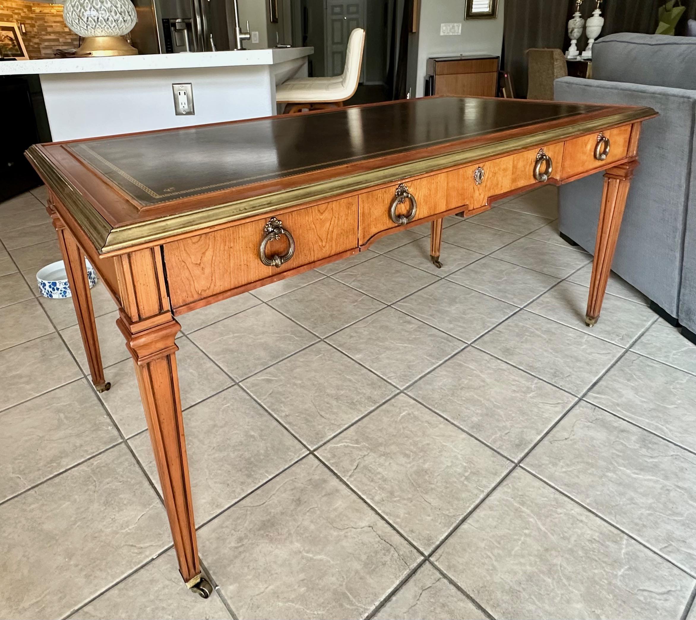Scrivania Sligh in mogano e pelle lavorata in ottone in stile Neoclassico Revival in vendita 4
