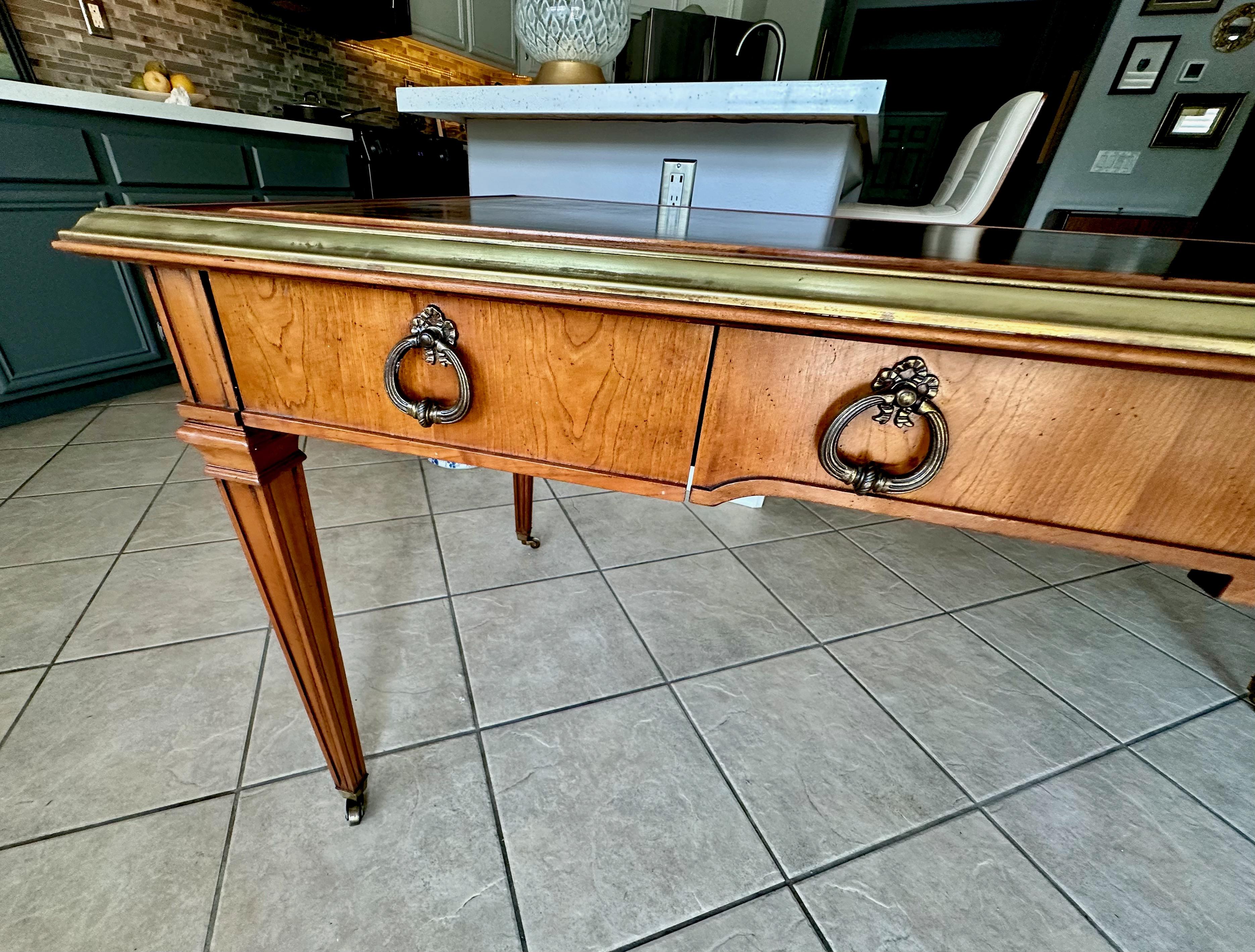 Scrivania Sligh in mogano e pelle lavorata in ottone in stile Neoclassico Revival in vendita 5