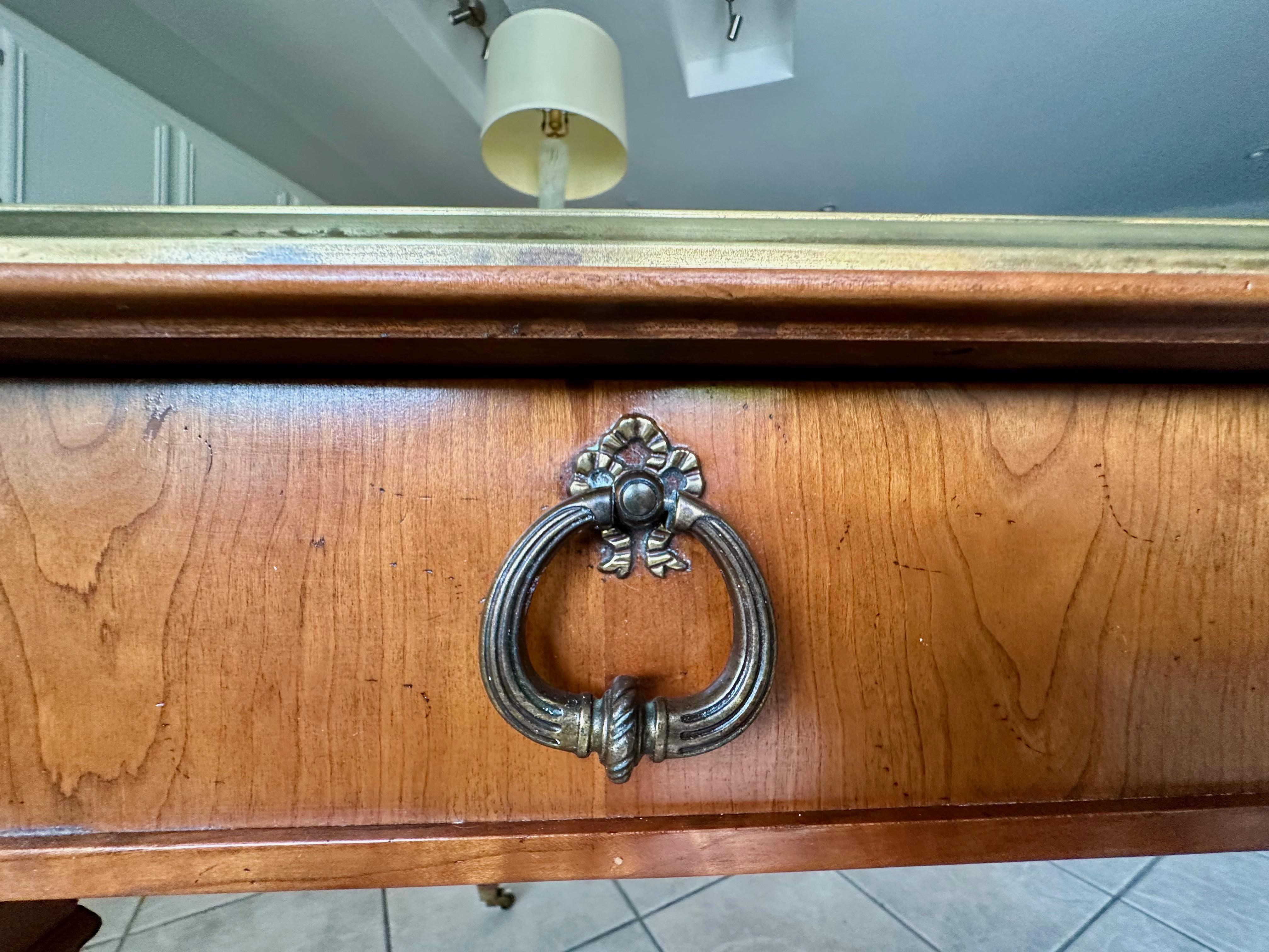 Scrivania Sligh in mogano e pelle lavorata in ottone in stile Neoclassico Revival in vendita 6