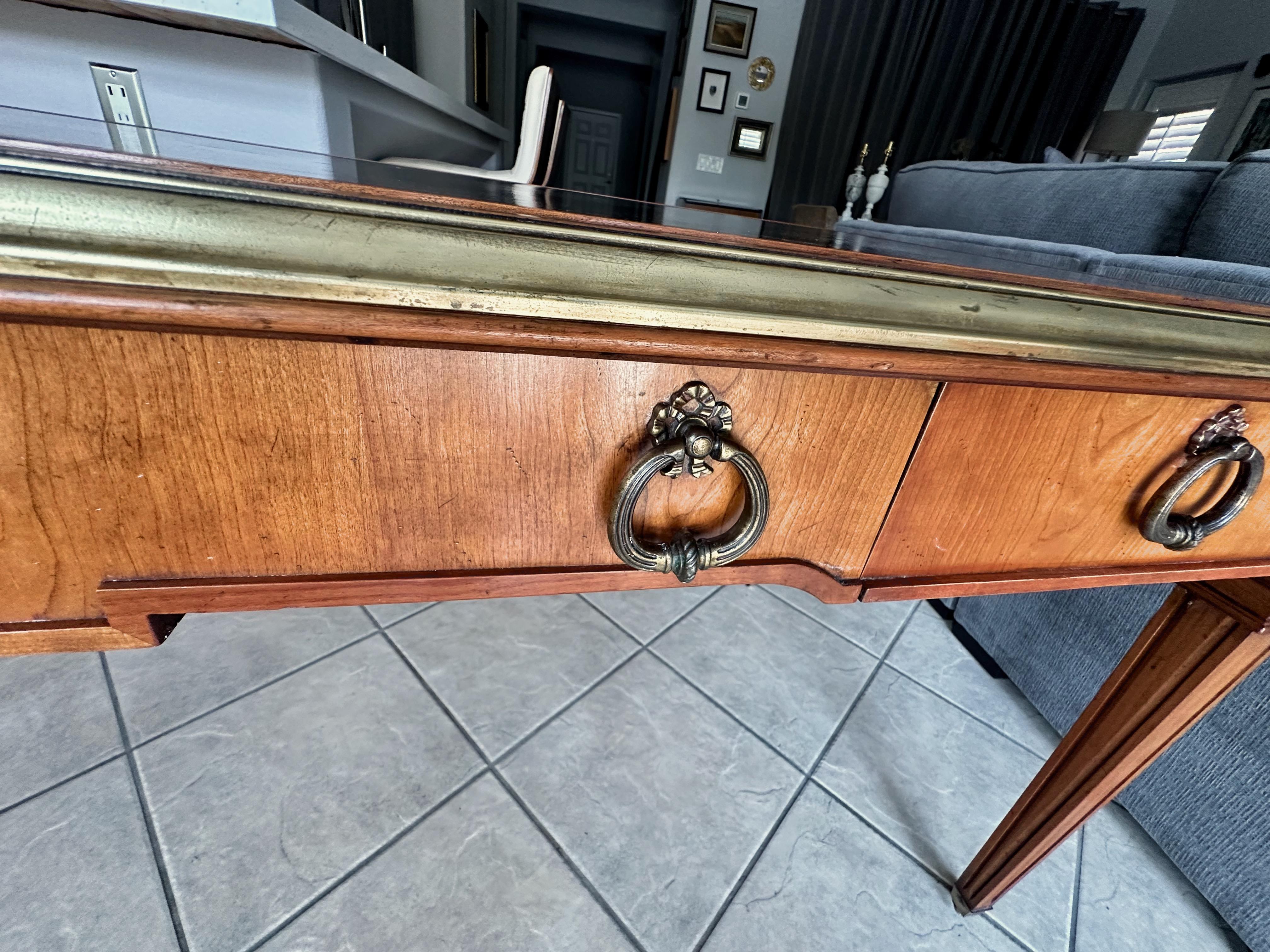 Scrivania Sligh in mogano e pelle lavorata in ottone in stile Neoclassico Revival in vendita 9